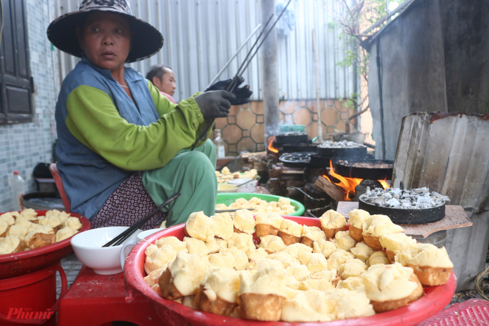 Chị Nguyễn Thị Kim Anh thợ lam fbánh thuẫn thôn Hiền An 1 chai sẻ, khoảng thời gian này, hàng ngày chúng tôi chỉ tranh thủ chợp mắt một lúc vào buổi chiều, còn lại cũng phải thức để pha, trộn bột, sấy bánh và đóng gói bánh, bỏ vào thùng lớn chờ ngày xuất bán cho khách, “Kỹ thuật làm bánh, đổ nguyên liệu vào khuôn cũng đơn giản thôi, quan trọng là canh lửa làm sao cho đều, cả lửa bên dưới lẫn trên nắp khuôn để bánh bên trong nở bung ra. Do công việc khá vất vả nên giờ không còn nhiều người theo nghề”, chị Nguyễn Thị Kim Anh, thợ làm bánh thuẫn chia sẻ. 