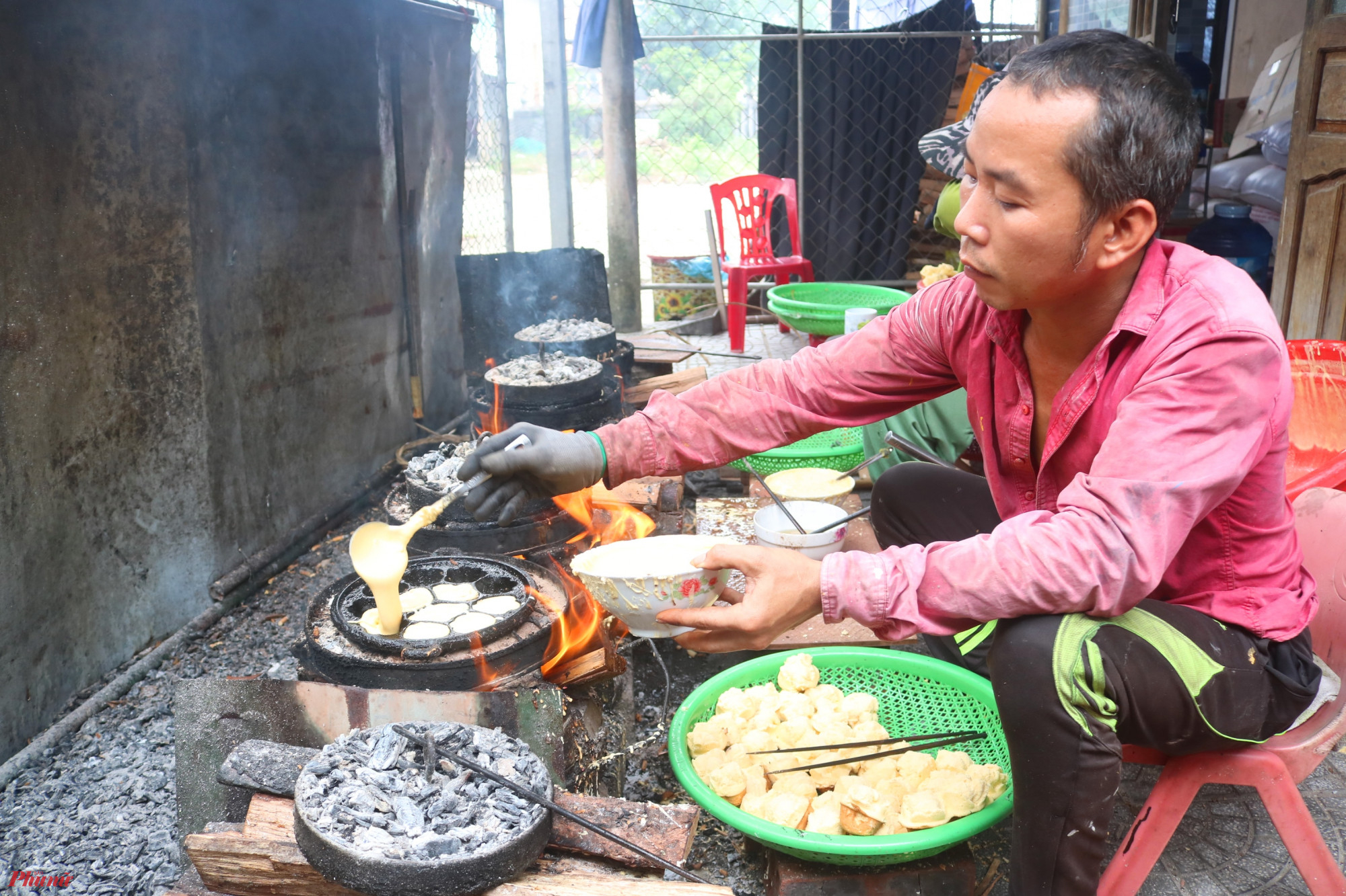 Khi chúng tôi đến, lò sản xuất bánh thuẫn của bà Nguyễn Thị Xê (nằm ngay đầu cầu Tư Hiền) đã bước vào làm những mẻ bánh cuối cùng