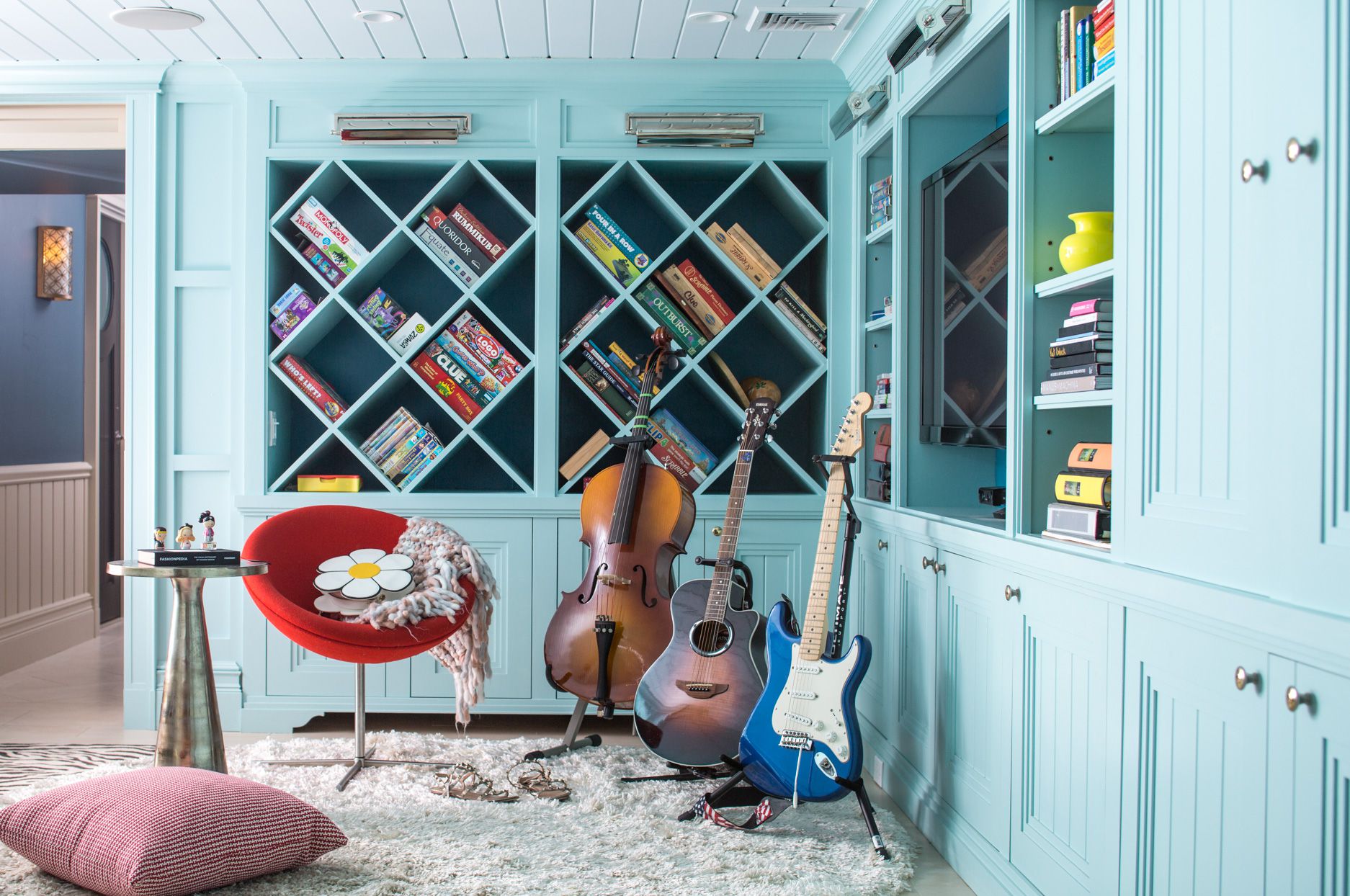 Tạo không gian cho sở thích Phòng đọc THIẾT KẾ ERIN WILLIAMSON Ngôi nhà của bạn cũng phải là không gian nơi bạn có thể tham gia vào những sở thích yêu thích của mình, bất kể đó là gì. Nếu bạn là một người ham đọc sách, hãy đảm bảo rằng bạn có một góc đọc riêng (hoặc thậm chí là một thư viện nhỏ, tùy thuộc vào quy mô không gian của bạn). Yêu âm nhạc? Biến một phần phòng khách của bạn thành nơi bạn có thể nghe nhạc hoặc chơi nhạc cụ.