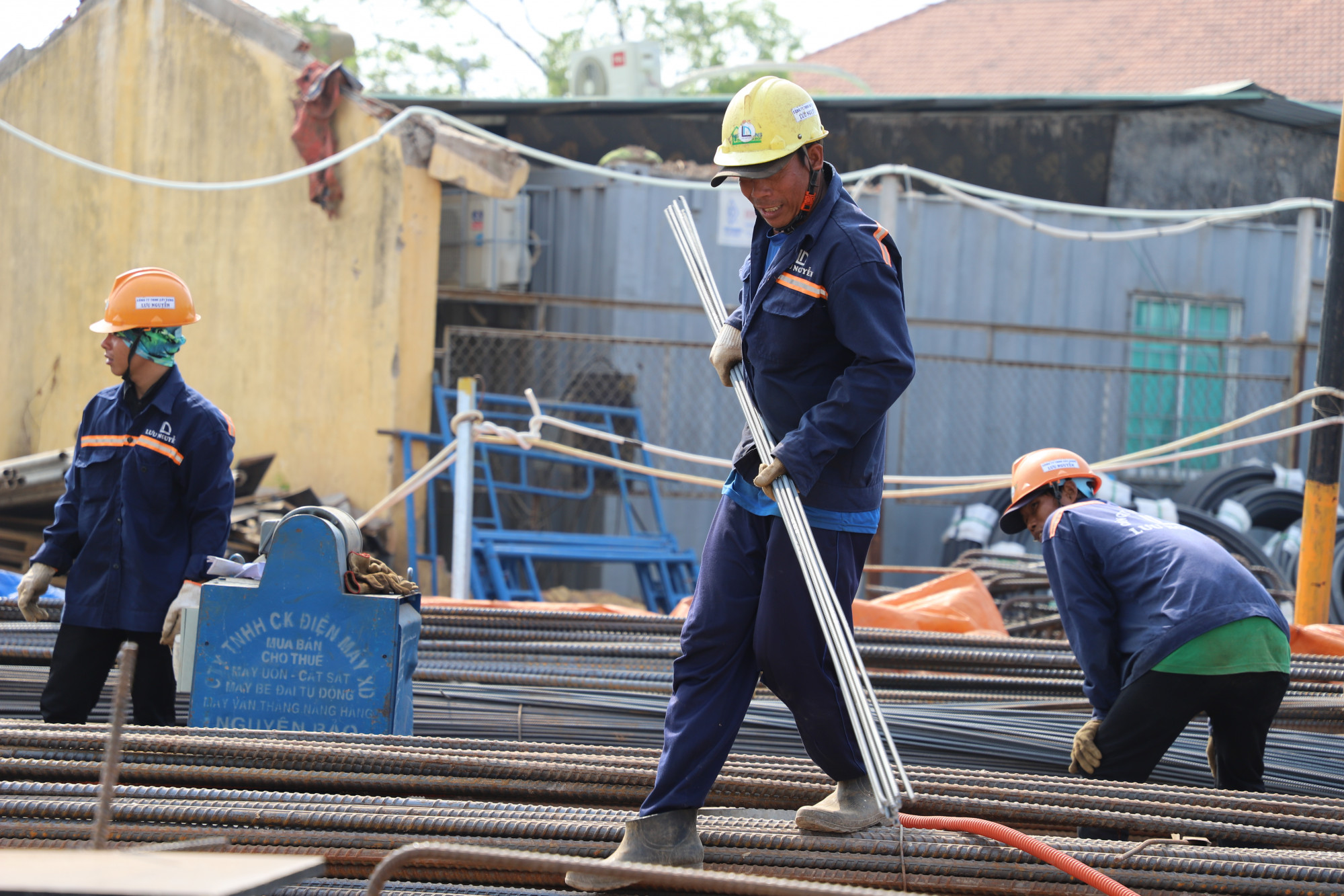 Ô Trần Minh Bằng (48 tuổi, quê Sóc Trăng) cho biết rất vinh dự khi được góp phần sức nhỏ để làm dự án nhà ga T3. Những ngày qua công trường luôn nhộn nhịp và rất đông công nhân. Hiện nhà thầu đang đẩy nhanh tiến độ nên nhiều anh em sẽ ở lại làm việc xuyên Tết”.