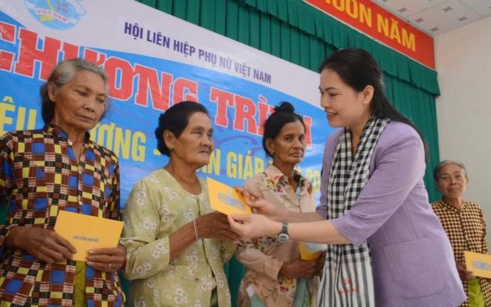 Hội LHPN Việt Nam tặng quà cho hội viên, phụ nữ có hoàn cảnh khó khăn ở huyện Giang Thành