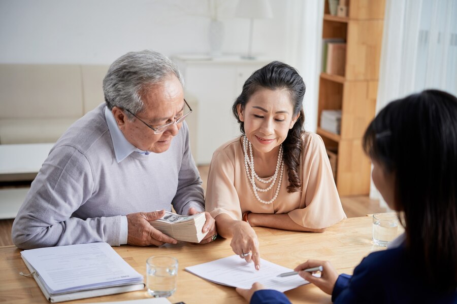 Cha mẹ muốn vợ chồng tôi gom góp 2 tỷ đồng để cho chia phần cho 2 chị gái để sau này thừa kế đất đai nhà cửa 