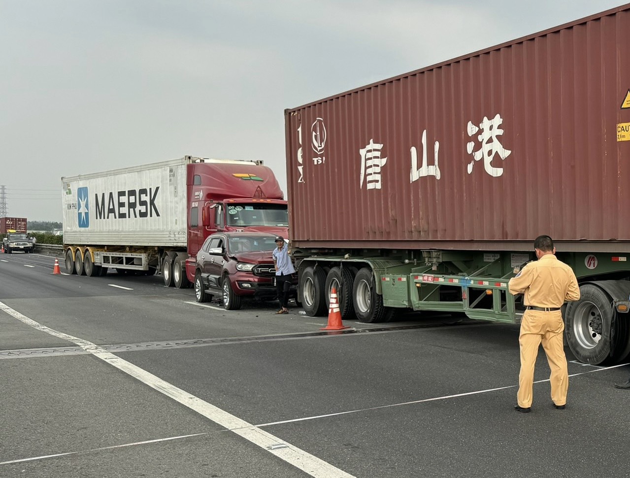 Vụ va chạm liên hoàn khiến chiếc ô tô 7 chỗ nằm lọt thỏm, kẹt giữa 2 xe đầu kéo trên cao tốc TPHCM - Trung Lương