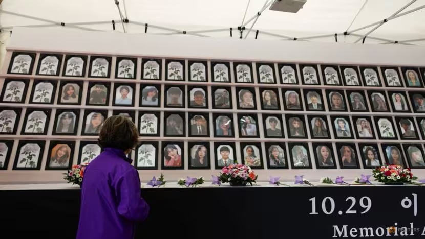 Chân dung các nạn nhân của đè bẹp đêm Halloween tại Seoul City Hall Plaza ở Seoul, Hàn Quốc, ngày 24/10/2023 - Ảnh: Reuters/Kim Soo-hyeon