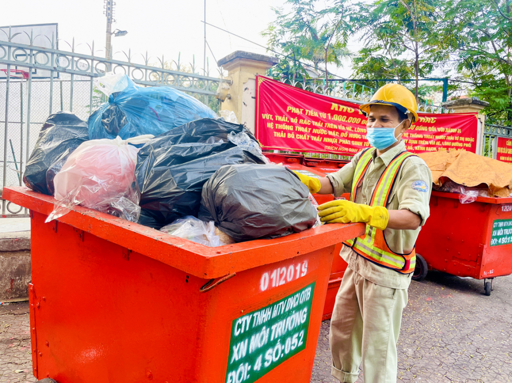 Gần tết, lượng rác thải sinh hoạt ở TPHCM phát sinh nhiều, khiến hệ thống thu gom, xử lý rác thải bị quá tải - ẢNH: TÚ NGÂN