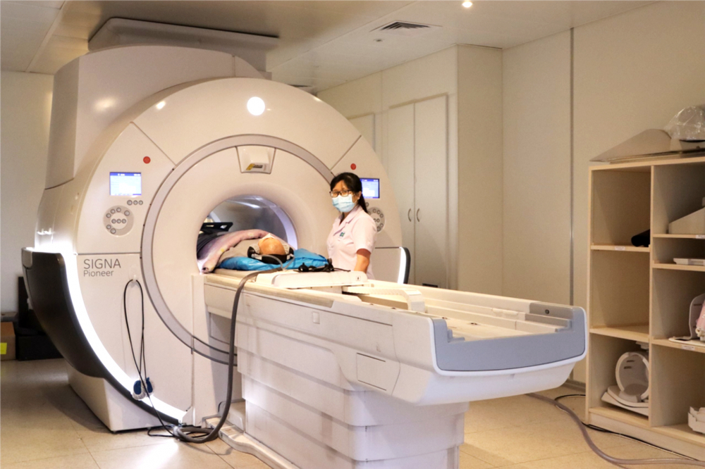 Bác sĩ đang chuẩn bị chụp MRI cho bệnh nhân tại Bệnh viện Ung Bướu TPHCM cơ sở 2. Ngoài xét nghiệm máu muốn chẩn đoán ung thư cần phải trải qua khám lâm sàng, chụp chiếu… 