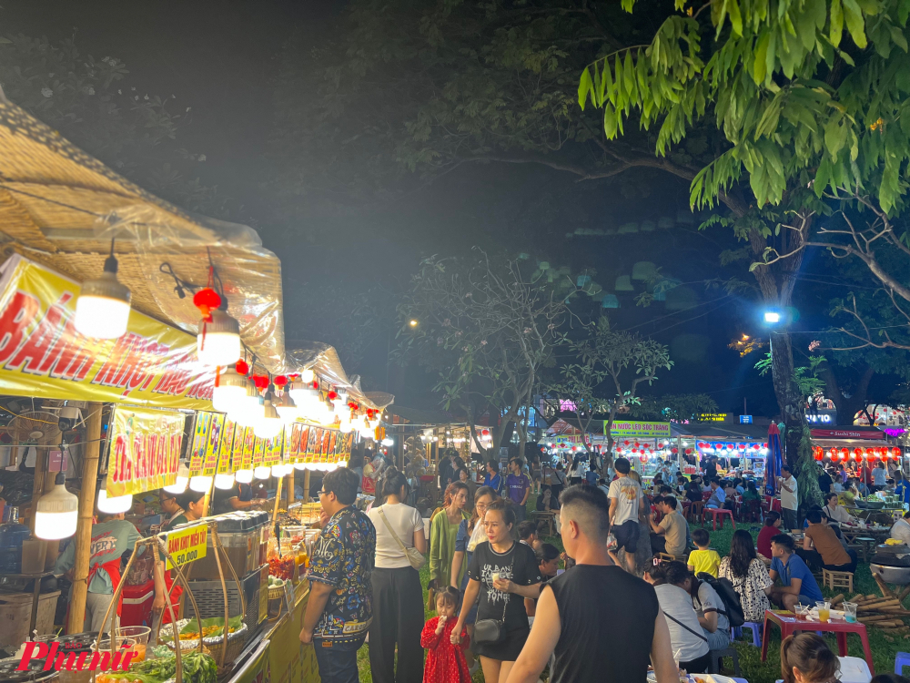 Không gian ẩm thực tại Lễ Hội Tết Việt 2024 thu hút đông đảo người dân, du khách. Ảnh: Quốc Thái