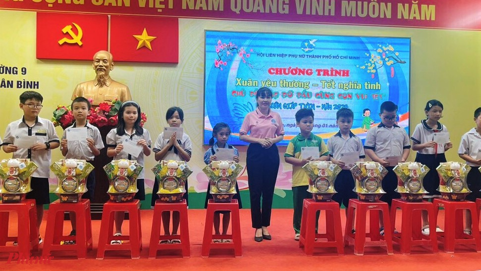 Hội LHPN quận Tân Bình chăm lo quà tết cho trẻ mồ côi.