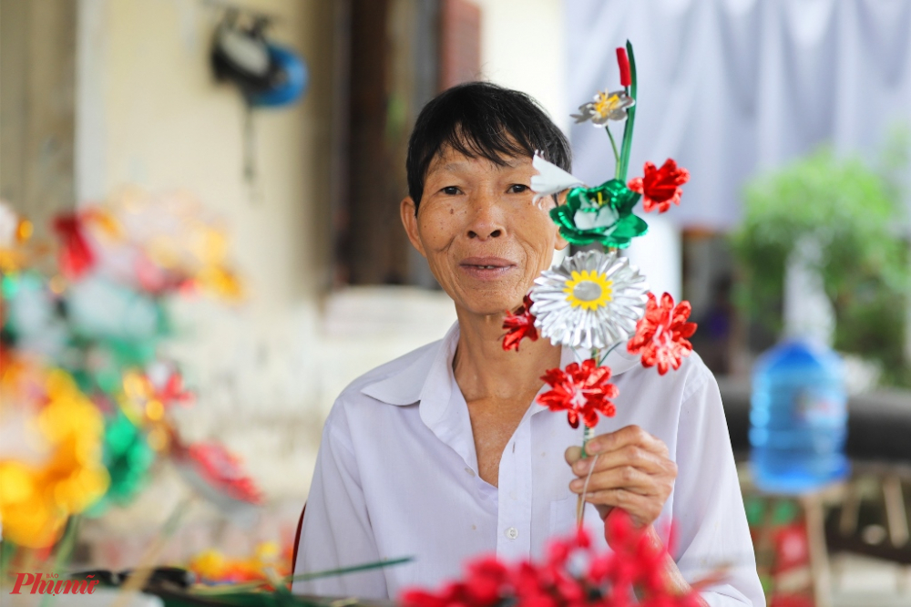 Nghề làm hoa giấy Thanh Tiên xuất phát từ tín ngưỡng dân gian. Tục xưa, hoa giấy được trang trọng tôn trí ở những nơi như Trang Ông, Trang Bà, Am cảnh và Ông táo. Hàng năm thay thế một lần vào Tết nguyên Đán, hoa mới được thay thế, hoa cũ hạ xuống “Duống” và đốt đi gọi là “Tẩu.”