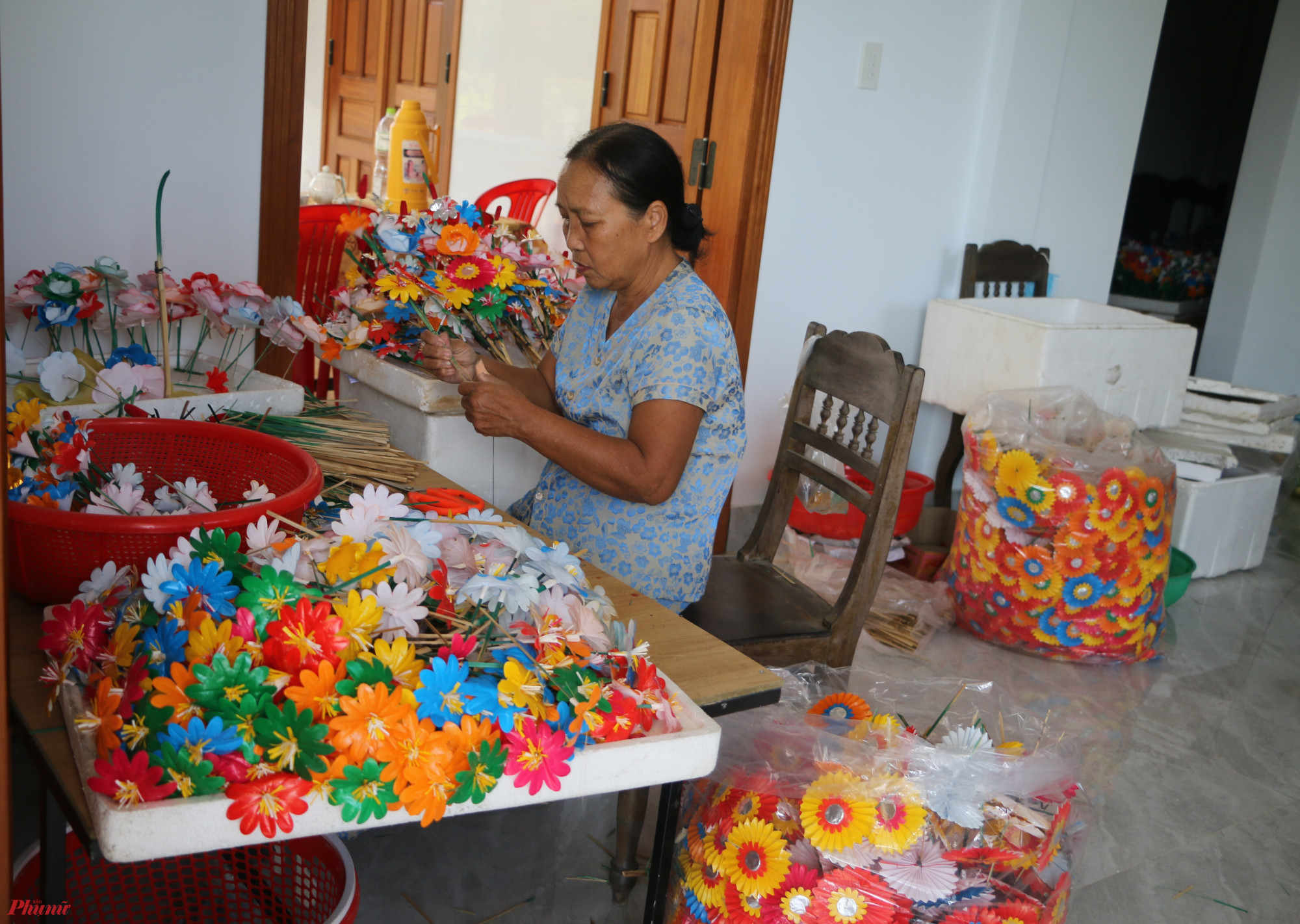 Làng Thanh Tiên thuộc xã Phú Mậu, Phú Vang, tỉnh Thừa Thiên Huế (từ tháng 7/2021, xã Phú Mậu thuộc thành phố Huế). Làng nằm dọc theo bờ Nam, hạ lưu sông Hương gần ngã ba Sình. Là một địa danh nổi tiếng về nghề làm hoa giấy thờ cúng, đặc biệt là hoa Sen và nghề làm hoa đã xuất hiện cách đây hơn 300 năm.