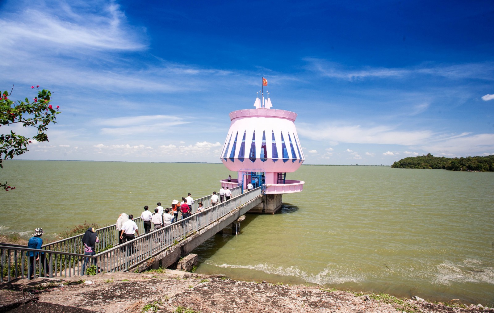 Hồ Dầu Tiếng Tây Ninh được xây dựng vào ngày 29 tháng 4 năm 1981 và hoàn thành vào ngày 10 tháng 1 năm 1985. Hồ nước cách thành phố Tây Ninh 25 km về hướng Đông. Với vẻ đẹp hoang sơ của hồ cùng thiên nhiên tươi mát quanh năm thì nơi đây là một điểm du lịch mà du khách không nên bỏ qua  Hồ Dầu Tiếng có diện tích rộng lớn, với diện tích mặt nước 27km2 và diện tích lưu vực 270km2. Dung tích chứa đạt đến 1,58 tỷ m³ nước.. 