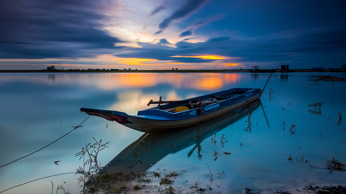 Hồ Dầu Tiếng là địa điểm du lịch tại Tây Ninh nằm trong top những nơi tham quan đẹp ở Nam Bộ. Nơi đây rất được lòng giới trẻ Sài Gòn hay các thành phố lân cận. Hồ Dầu Tiếng với làn nước trong veo cùng những bãi cỏ xanh mướt tạo cho du khách cảm giác cực kỳ sảng khoái khi du lịch tại nơi đây.   Chiếc thuyền giữa lòng hồ dầu tiếng khi mặt trời lặn Hoàng hôn xế chiều tại hồ Dầu Tiếng Hướng mắt về phía xa là núi ngon trùng điệp cùng làn mây bồng bềnh trên đỉnh núi. Tất cả như hòa quyện tạo nên một vẻ đẹp non nước hữu tình tại nơi đây mang du khách xa sự ồn ào của phố thị để tìm về sự yên bình. Bên một góc hồ còn có ngọn hải đăng nhỏ nhỏ có gam màu chủ đạo là xanh dương. Xung quanh nơi đây có vẻ rất nhiều màu xanh, tất cả như tôn thêm cho sự thơ mộng của toàn không gian sinh thái ở đây.   Ngắm Bình Minh, Hoàng Hôn Tuyệt Đẹp Tại Khu Du Lịch Hồ Dầu Tiếng Nếu đã đến khu du lịch hồ Dầu Tiếng Tây Ninh chắc chắn đừng bỏ qua trải nghiệm ngắm bình minh và hoàng hôn trên hồ nhé. Khi ấy, hồ như một bức tranh sơn dầu bình yên của người họa sĩ. Thảm cỏ xanh ngát cùng mặt hồ trong veo yên ả in bóng bầu trời pha ráng vàng của mặt trời, khung cảnh khiến bao du khách phải xuýt xoa. Đừng quên lưu lại kỷ niệm cùng người thân, bạn bè trong những khoảnh khắc tuyệt vời này nhé. 