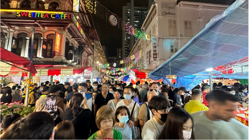 Các con đường Sago, Smith, Temple… thêm phần lung linh nhờ lễ hội ánh sáng vầ các hội chợ truyền thống, dự kiến kéo dài từ 19/1-9/2/2024. Đến đây, các du khách không chỉ được thoải mái check-in hòa vào dòng người đông đúc mà còn có thể mua sắm các vật dụng cần thiết cho gia đình.