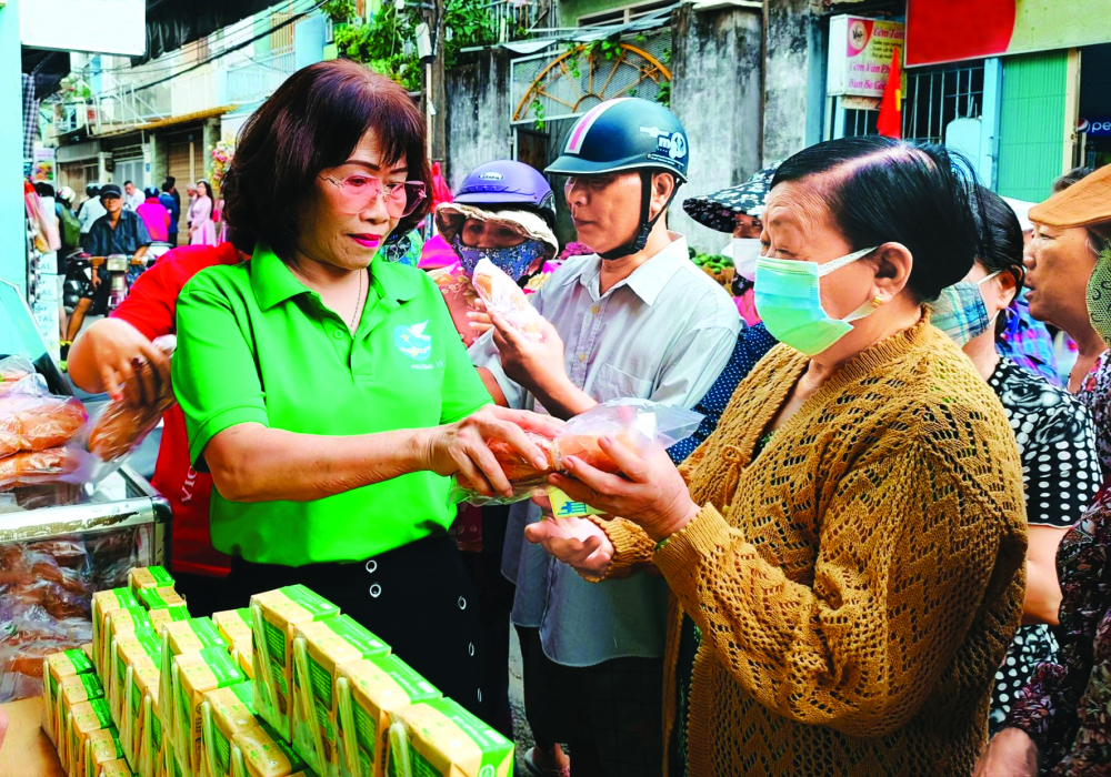 “Tủ bánh mì miễn phí” đã mang lại niềm vui cho người lao động nghèo