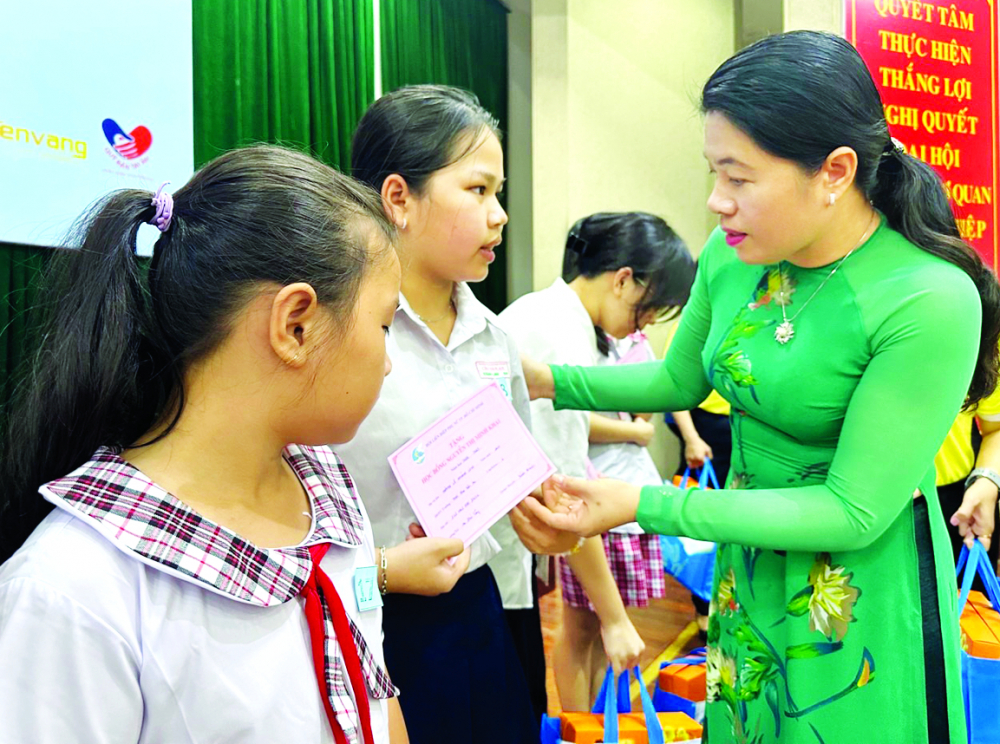 Chủ tịch Hội LHPN TPHCM Nguyễn Trần Phượng Trân tặng học bổng  Nguyễn Thị Minh Khai cho nữ sinh và trẻ mồ côi do COVID-19 năm học 2023-2024 