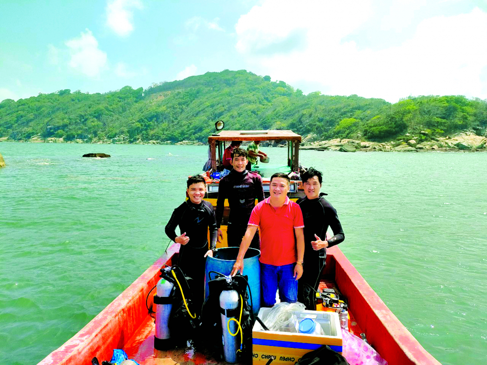 Anh Trần Vĩnh Hoàng (bìa trái) và các đồng nghiệp chuẩn bị lặn nghiên cứu biển