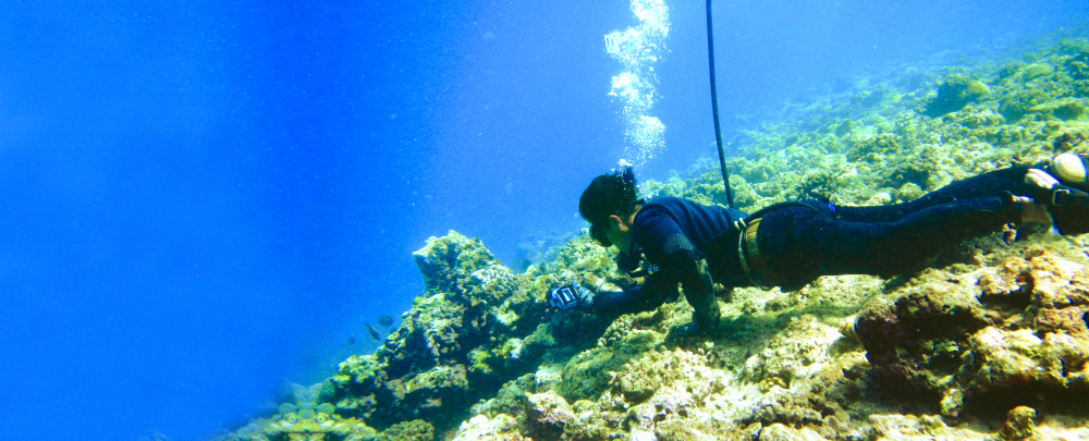 Nghiên cứu viên Huỳnh Đức Khanh  đang ghi lại sự sống quanh các rạn san hô sâu dưới đáy đại dương
