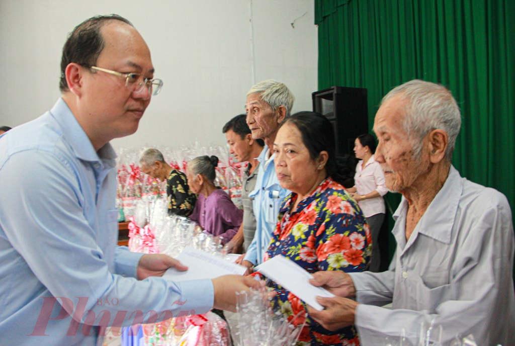 Ông Nguyễn Hồ Hải - Phó Bí thư Thường trực Thành ủy TPHCM đã ân cần thăm hỏi, gửi lời chúc mừng năm mới an khang thịnh vượng, vạn sự như ý đến hộ gia đình chính sách