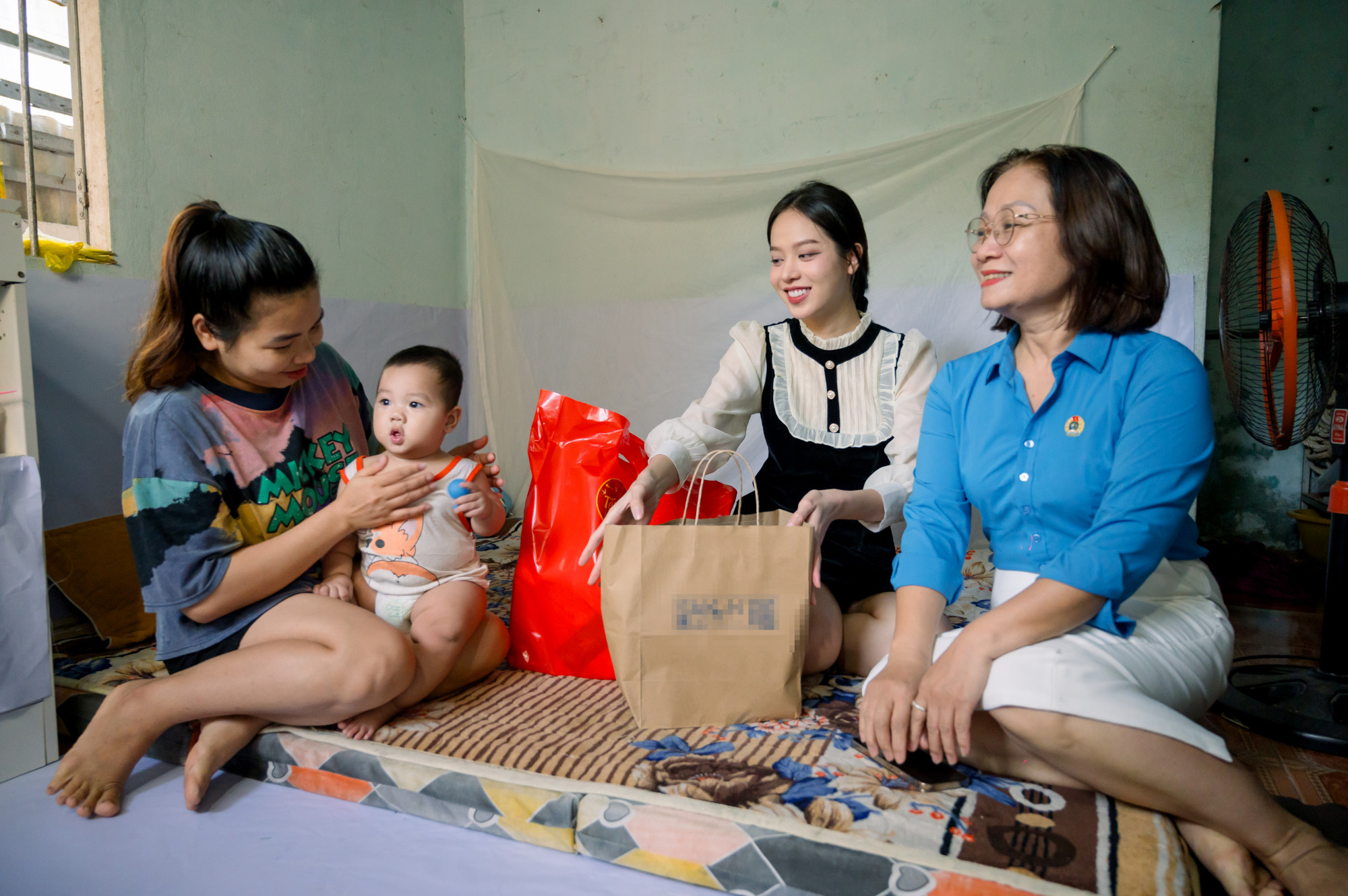 Hoa hậu Thanh Thuỷ (áo đen) trong chuyến từ thiện tại TP Đà Nẵng