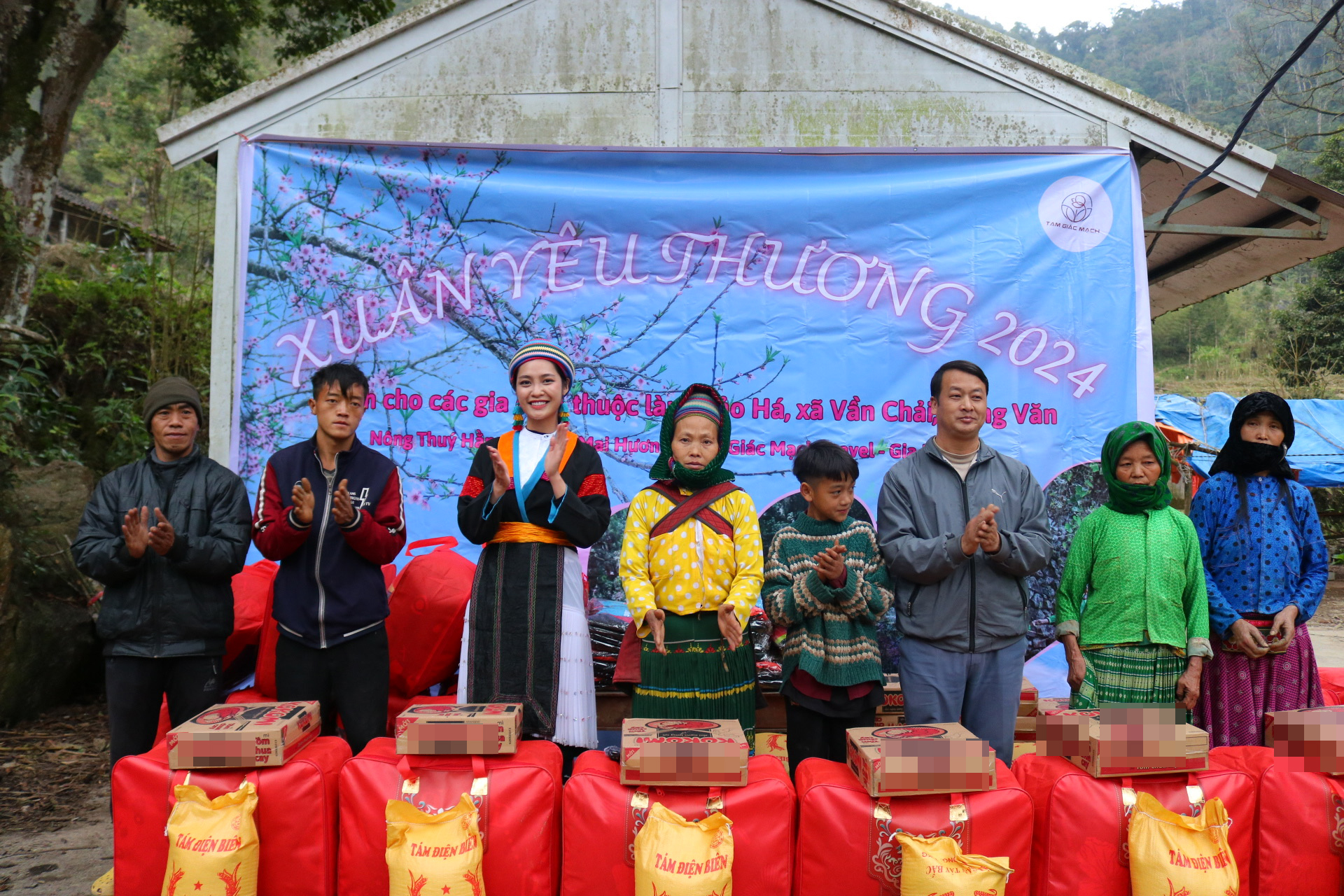 Hoa hậu Nông Thuý Hằng tặng quà tết cho đồng bào vùng cao có hoán cảnh khó khăn