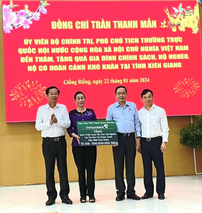 Ngân hàng TMCP Ngoại thương Việt Nam hỗ trợ 500 triệu đồng 