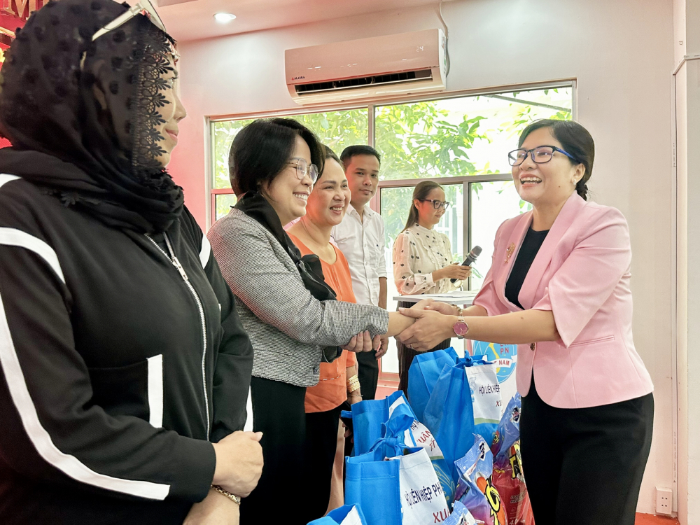 Bà Nguyễn Thị Ngọc Linh tặng quà tết cho các gia đình tham gia chương trình Gia đình Việt với sinh viên Lào, Campuchia