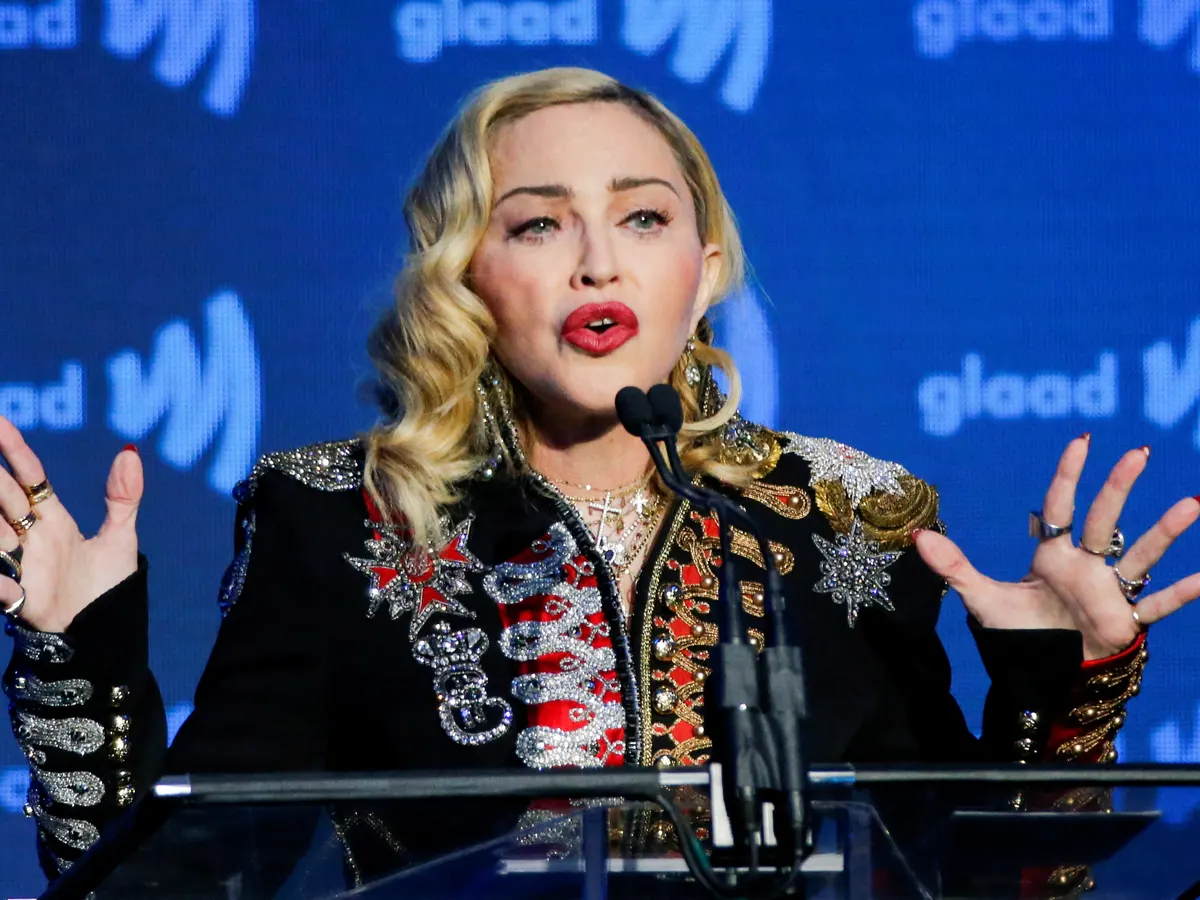Son môi đỏ: Madonna đã trải qua hơn 4 thập niên hoạt động nghệ thuật và trở thành một trong những nhân vật có sức ảnh hưởng nhất đến nền văn hóa đại chúng. Không chỉ là “nữ hoàng nhạc pop”, ngôi sao sinh năm 1958 còn là biểu tượng nhan sắc một thời. Đôi môi đỏ cũng trở thành đặc trưng khi nhắc đến tên Madonna. Nữ ca sĩ trang điểm viền môi trên và dưới bằng son lip liner có cùng tông màu hoặc đậm hơn so với lòng môi tạo cảm giác môi dày, căn mọng quyến rũ.