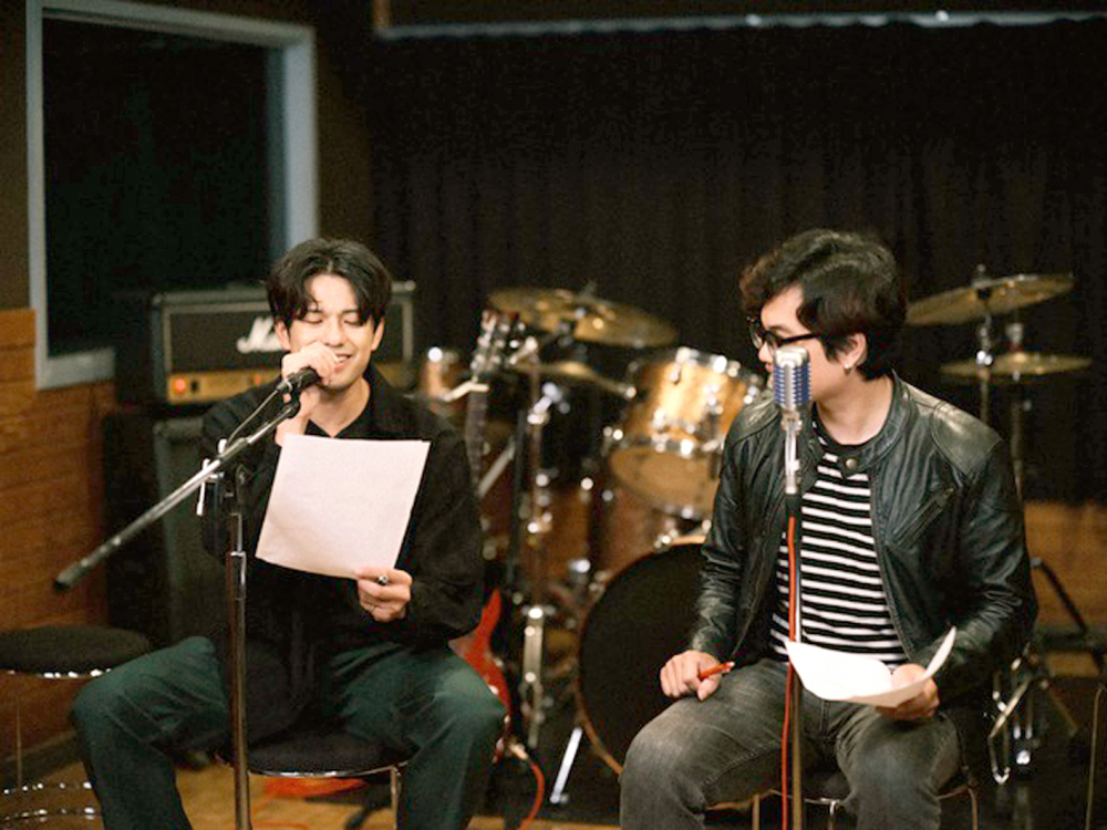 Duy Khang (thành viên nhóm Chillies, bên phải) luyện tập cùng nam ca sĩ, diễn viên Morisaki Win cho ca khúc Đại lộ mặt trời phiên bản Việt - Nhật