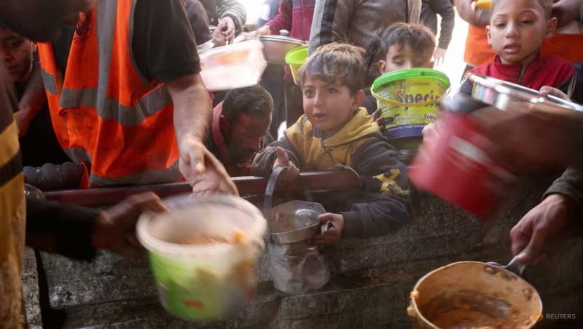 Người dân Palestine chờ nhận thức ăn do một bếp từ thiện nấu trong bối cảnh thiếu nguồn cung cấp thực phẩm ở Rafah, phía nam Dải Gaza, ngày 16/1/2024 - Ảnh: REUTERS/Ibraheem Abu Mustafa