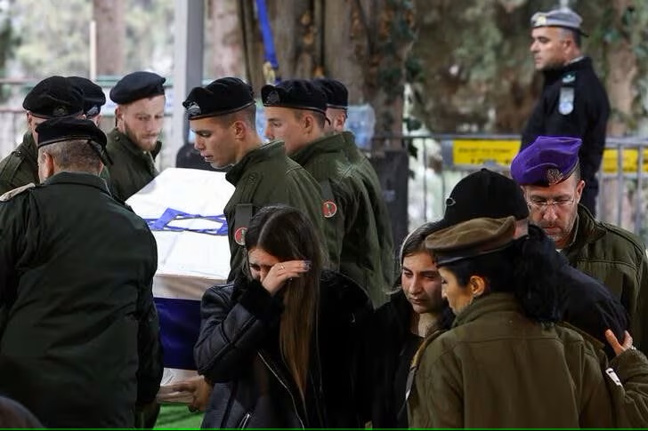 Bạn bè và gia đình thương tiếc Trung sĩ dự bị Israel Hadar Kapeluk (23 tuổi) thiệt mạng tại Gaza trong đám tang của anh ở Jerusalem, 23/1/2024 - Ảnh: REUTERS/Ronen Zvulun