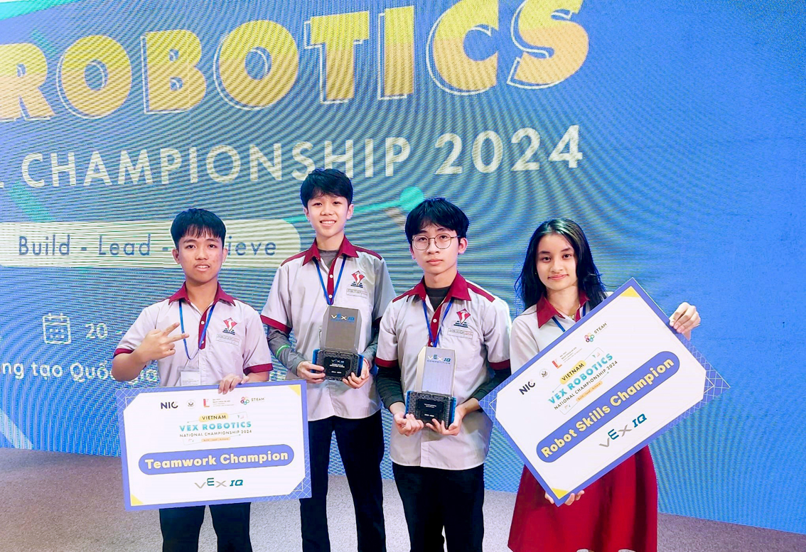 Đội robotics Xóm Nhà Lá giành 2 chức vô địch (kỹ năng và liên minh) tại giải vô địch quốc gia VEX Robotics 2024 - ẢNH: Đ.D.