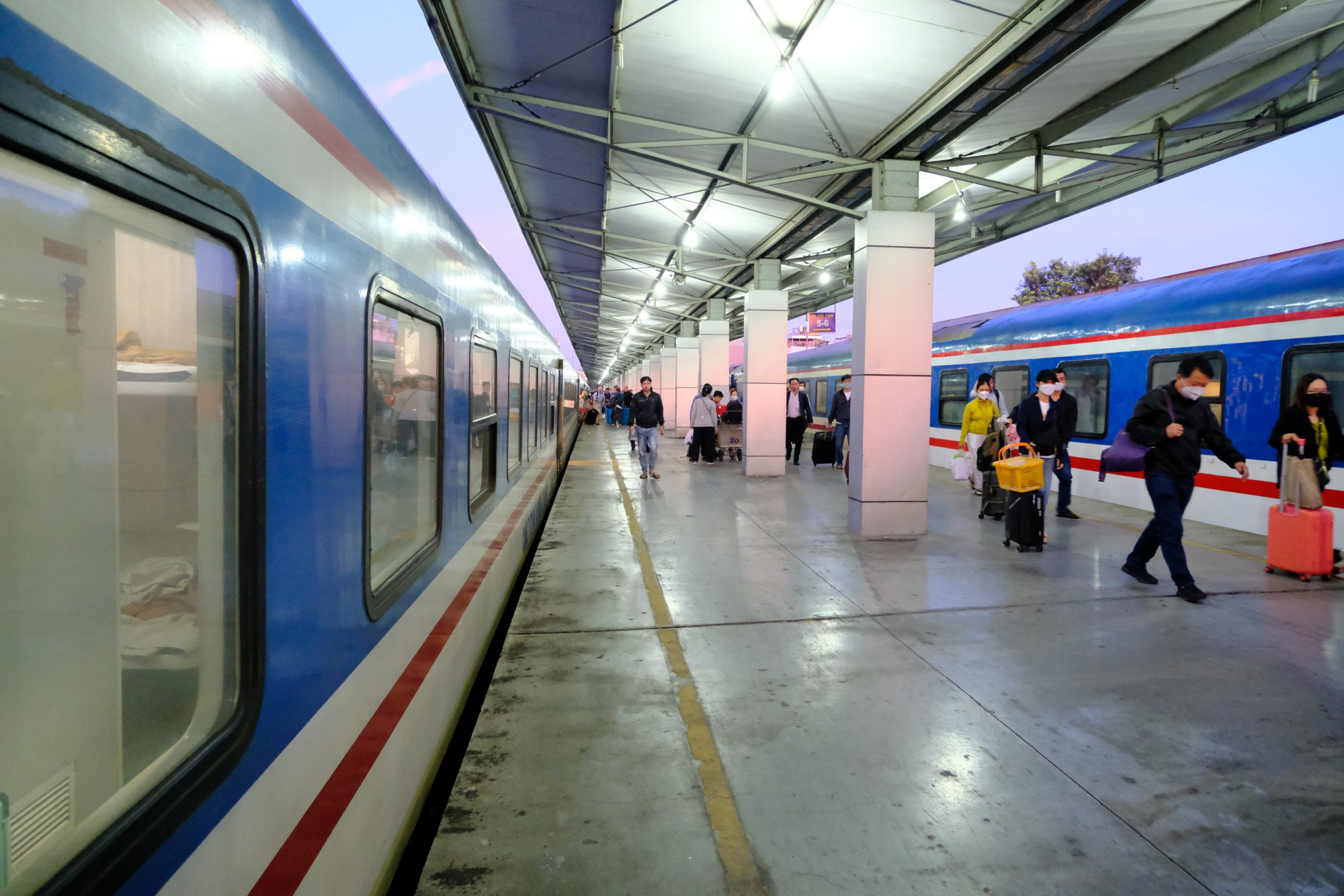 Hoạt động vận tải hành khách tại ga Sài Gòn bắt đầu vào cao điểm phục vụ Tết Giáp Thìn 2024.