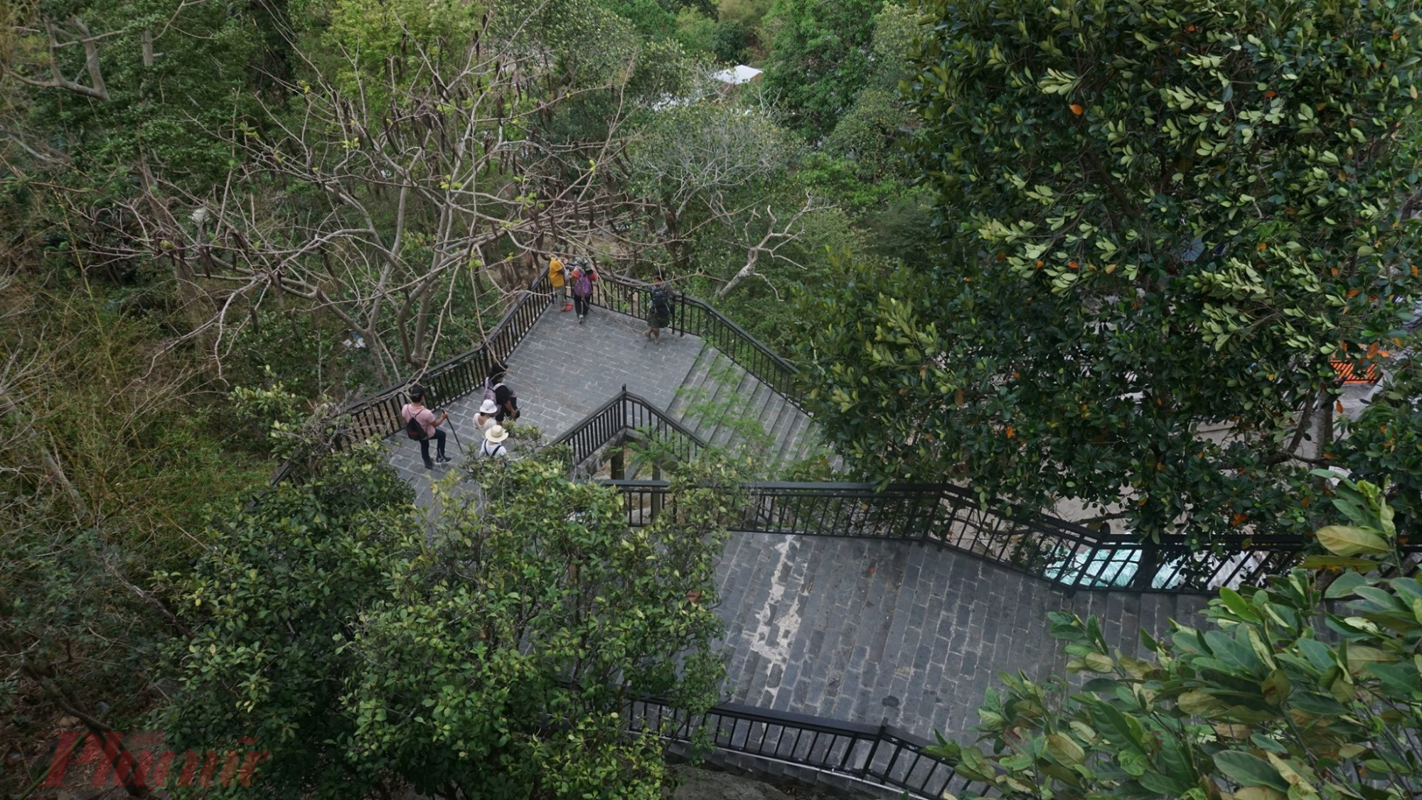 Đường bậc thang dẫn lên chùa