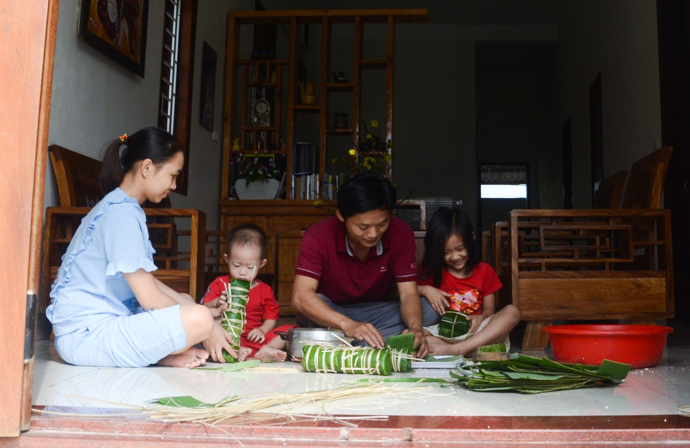 Gia đình nhà văn Hoàng Công Danh đón Tết. Ảnh: NVCC