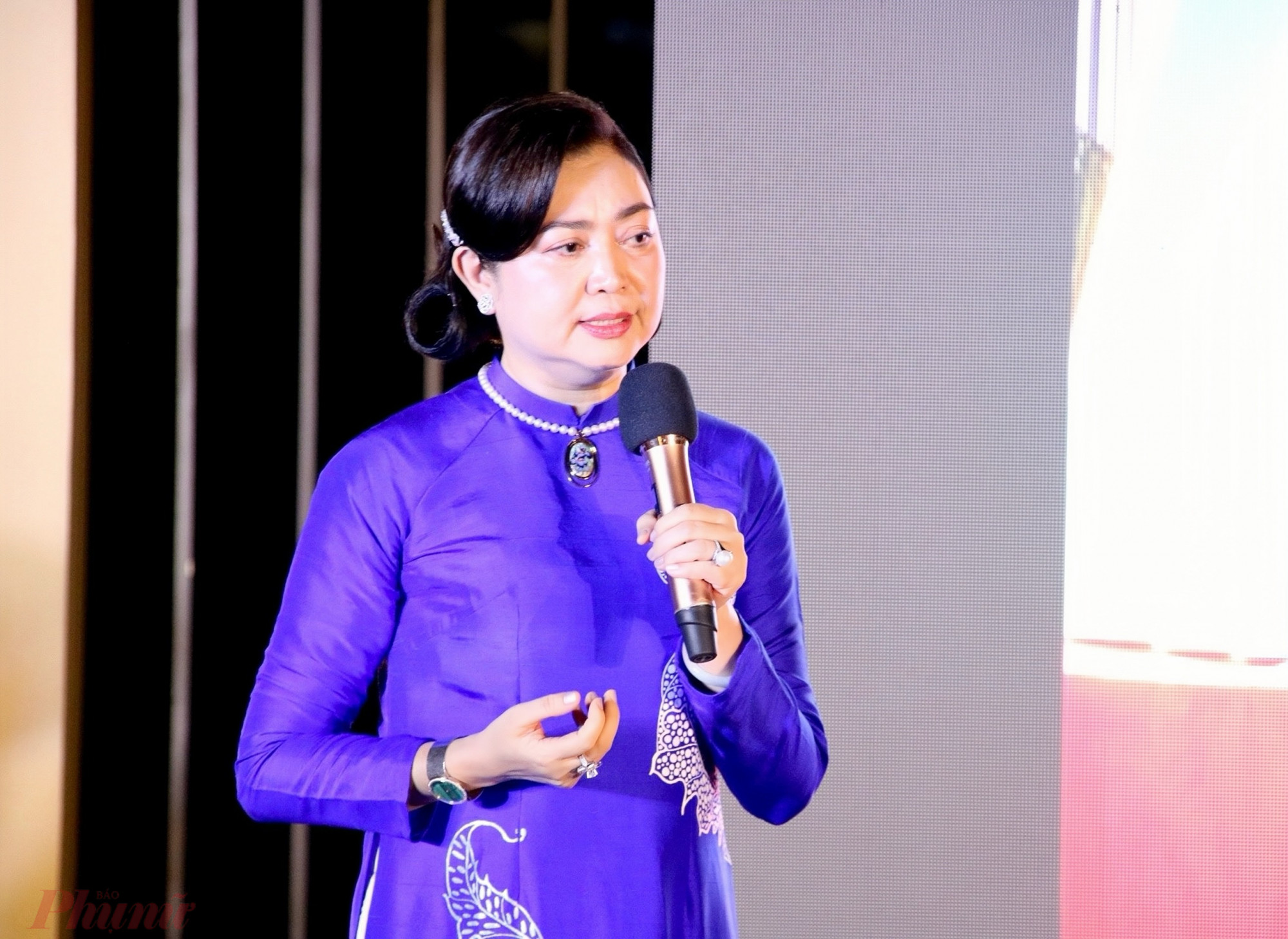 Bà Phùng Thị Thu Thủy - Chủ nhiệm Câu lạc bộ di sản áo dài Việt Nam tại TPHCM chia sẻ tại buổi lễ