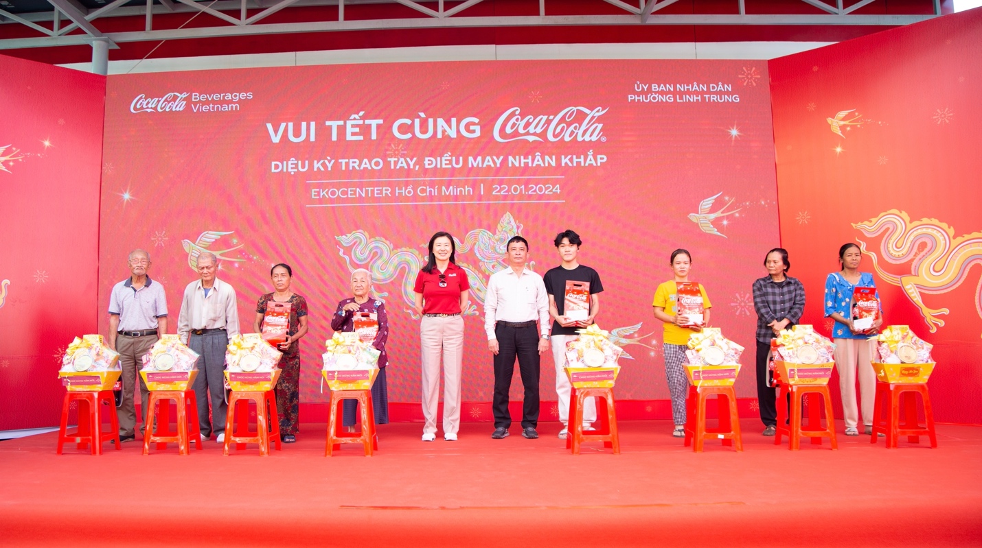 Chương trình “Vui tết cùng Coca-Cola” đã trao tặng 550 phần quà tết cho người dân và các hộ gia đình có hoàn cảnh khó khăn trên địa bàn TPHCM - Ảnh: Coca-Cola Việt Nam