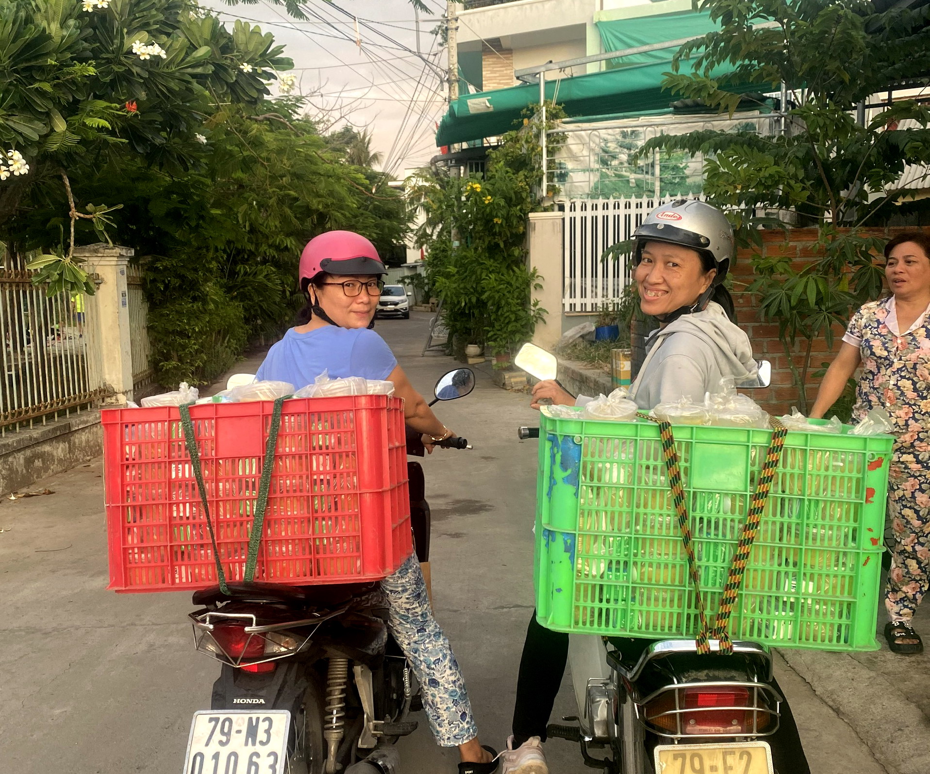 Hàng tháng, nhóm của chị Thục nấu cơm và phát cơm từ thiện cho bệnh nhân có hoàn cảnh khó khăn