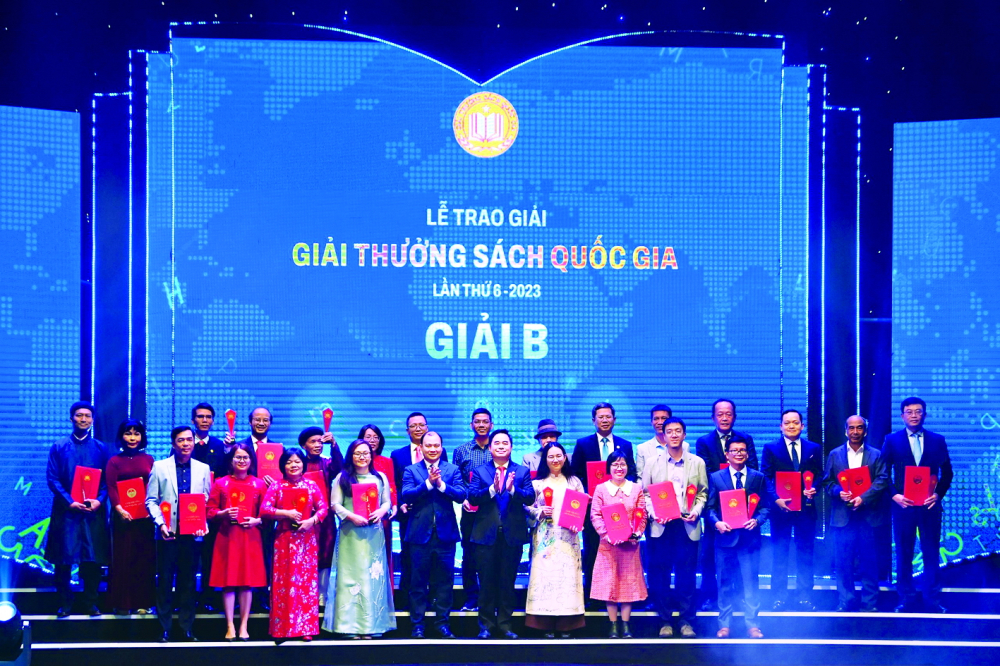 Chị Nguyễn Thủy Hằng Giang (hàng đầu, thứ tư từ trái qua) nhận giải B tại giải thưởng Sách quốc gia lần 6
