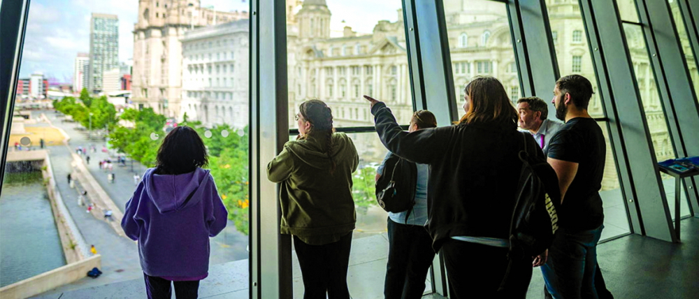 “Đi bộ tưởng nhớ” là chuyến tham quan có hướng dẫn thân thiện với người sa sút trí tuệ tại Bảo tàng quốc gia Anh Liverpool, nơi kết nối mọi người thông qua các cuộc trò chuyện về quá khứ - Nguồn ảnh: National Museums Liverpool