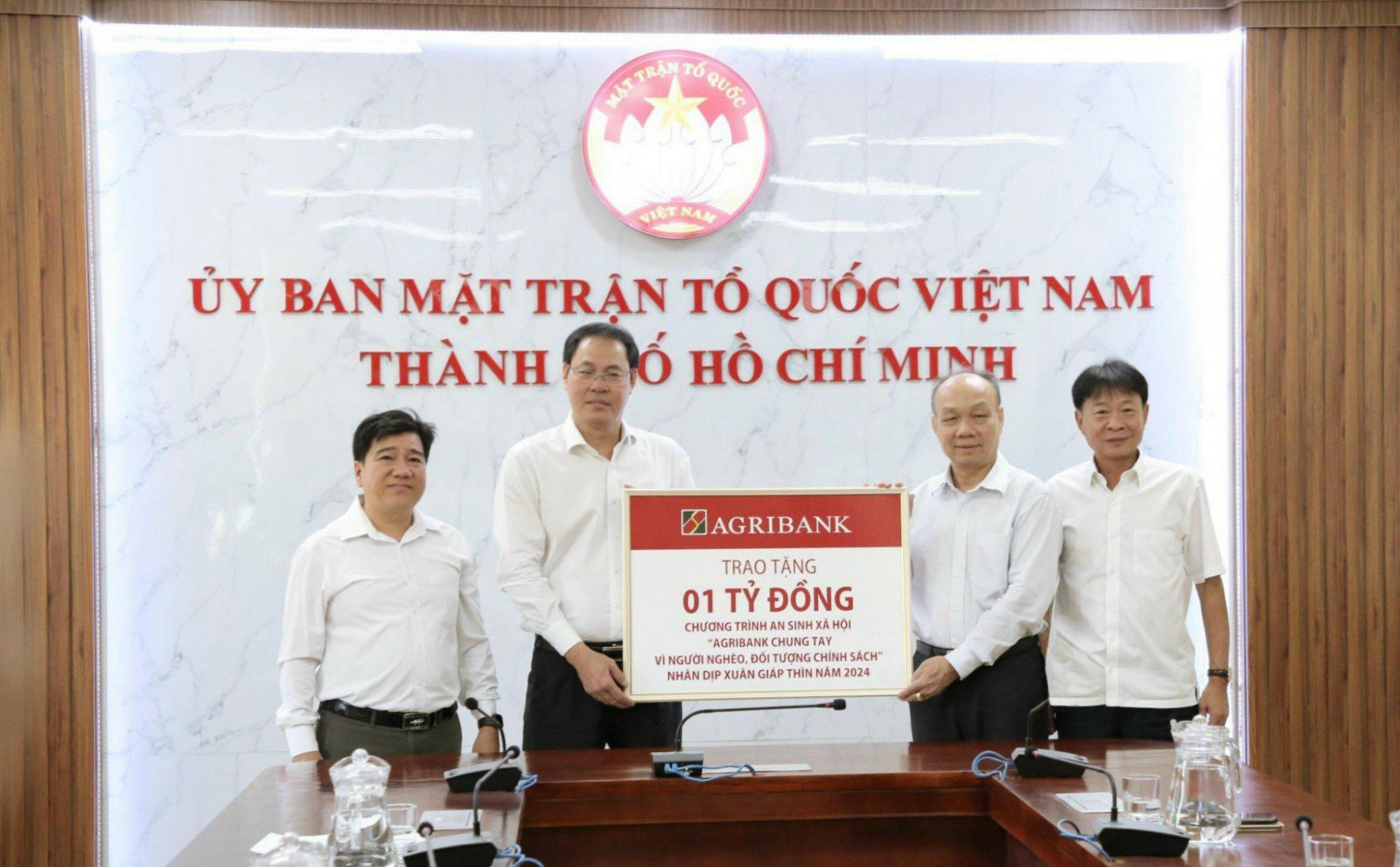 Đại diện Agribank (bên phải) trao 1 tỷ đồng ủng hộ Quỹ Vì người nghèo TP. Hồ Chí Minh trong chương trình an sinh xã hội Agribank chung tay vì người nghèo Xuân Giáp Thìn 2024