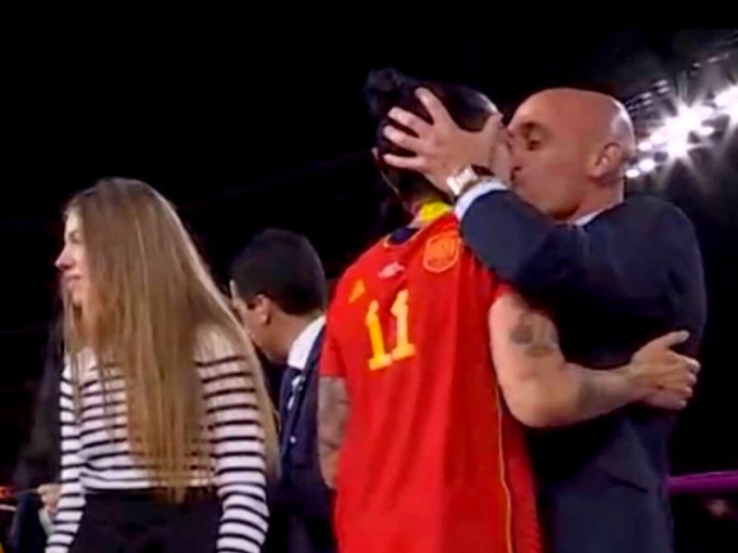 Rubiales (phải) hôn Hermoso trong lễ trao HC World Cup nữ 2023 hôm 20/8, tại Australia. Ảnh: RVTE