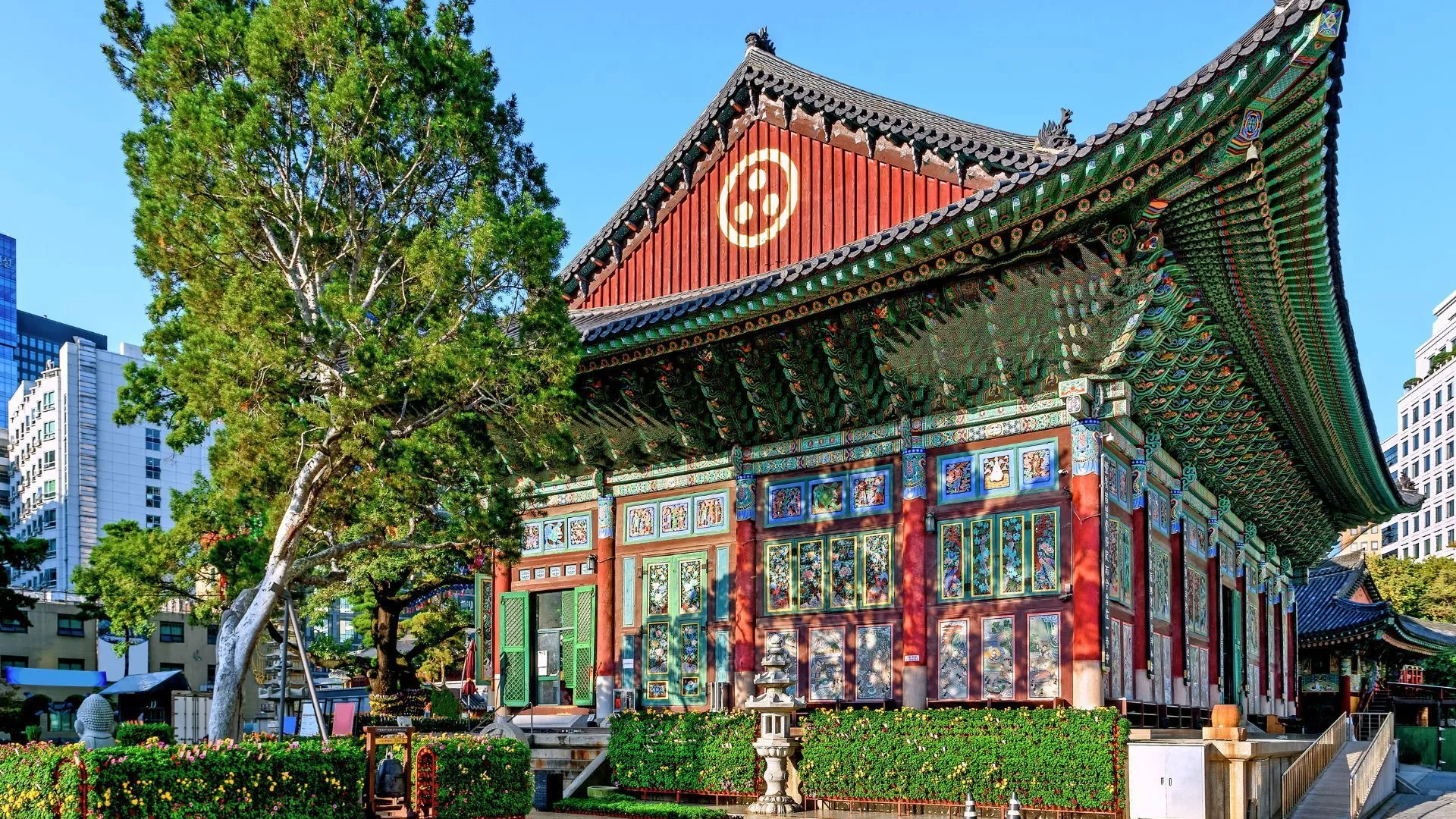 Đền Jogyesa Đền Jogyesa Tín dụng hình ảnh: Zoran Karapancev / Shutterstock Jogyesa, ngôi chùa trung tâm của Dòng Phật giáo Jogye của Hàn Quốc, ban đầu được thành lập với tên gọi chùa Gakhwangsa vào năm 1910 trong thời kỳ Nhật Bản chiếm đóng. Không giống như nhiều ngôi chùa nổi tiếng của Hàn Quốc nằm trên núi, Jogyesa nổi bật giữa cảnh quan đô thị của Seoul.  Được trang trí bằng màu đỏ và vàng, Jogyesa mang đến trải nghiệm lưu trú độc đáo trong chùa, tập trung vào thiền định và thư giãn. Những người tham gia chương trình tham gia vào các hoạt động như lễ Phật, chia sẻ công việc, tham gia trà đạo và làm đèn lồng hoa sen. Ngoài ra, ngôi chùa còn là địa điểm quan trọng tổ chức Lễ hội đèn lồng hoa sen hàng năm để kỷ niệm ngày Phật đản. Trong lễ hội này, những chiếc đèn lồng rực rỡ chiếu sáng cả ngôi chùa và các con phố chính của Seoul, tạo nên không khí lễ hội.