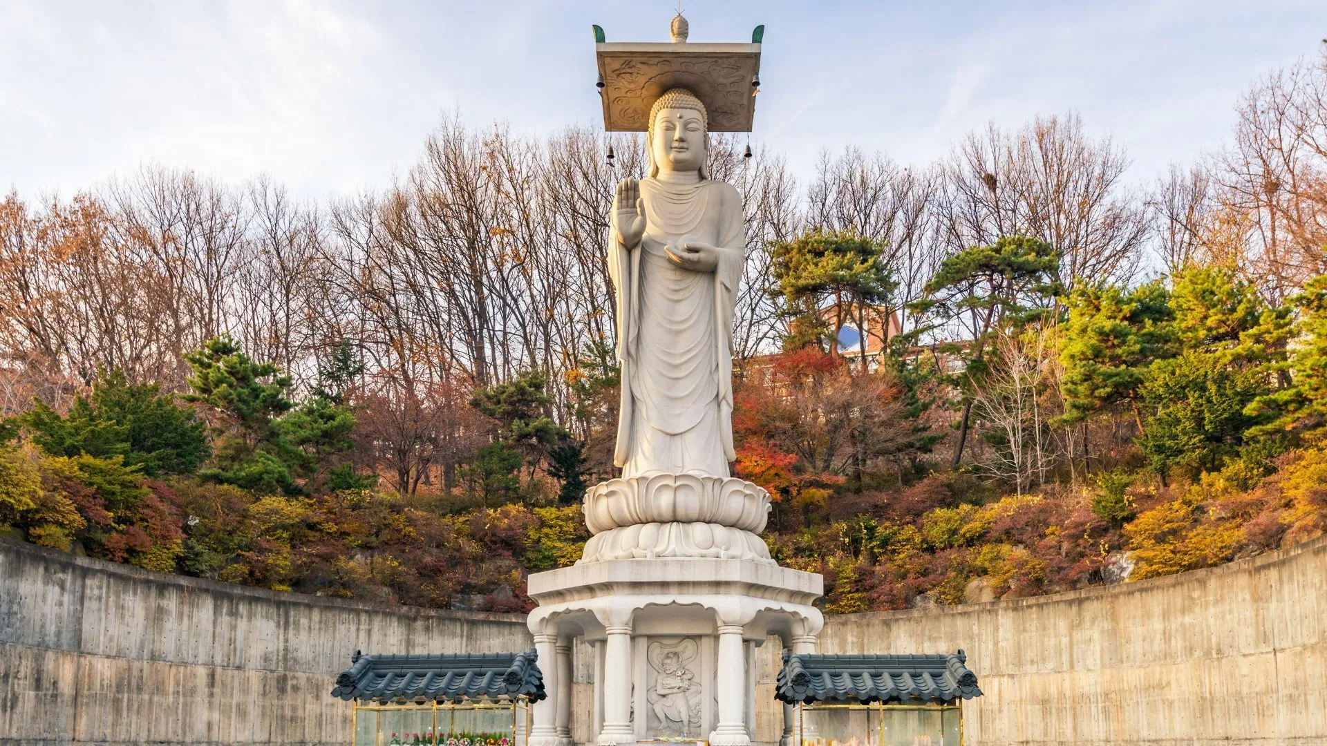 Đền Bongeunsa Các ngôi chùa ở Hàn Quốc Tín dụng hình ảnh: CJ Nattanai / Shutterstock Nằm trên sườn Núi Sudo, Chùa Bongeunsa cổ kính, được thành lập vào năm 794, nổi tiếng với bức tượng Phật Di Lặc cao 23 mét cao chót vót. Ngôi chùa có một bộ sưu tập phong phú gồm hơn 3.000 kinh Phật thuộc 13 loại.  Hàng năm, các nhà sư thực hiện nghi lễ Jeongdaebulsa vào ngày 9 tháng 8 âm lịch, một nghi lễ bao gồm lễ rước kinh và đọc Beopseongge (nghi lễ Phật giáo). Để có trải nghiệm độc đáo, du khách có thể tham gia chương trình kéo dài 48 giờ để có cái nhìn thoáng qua về cuộc sống tu viện, bao gồm trà đạo, lễ Phật giáo và thiền Thiền.