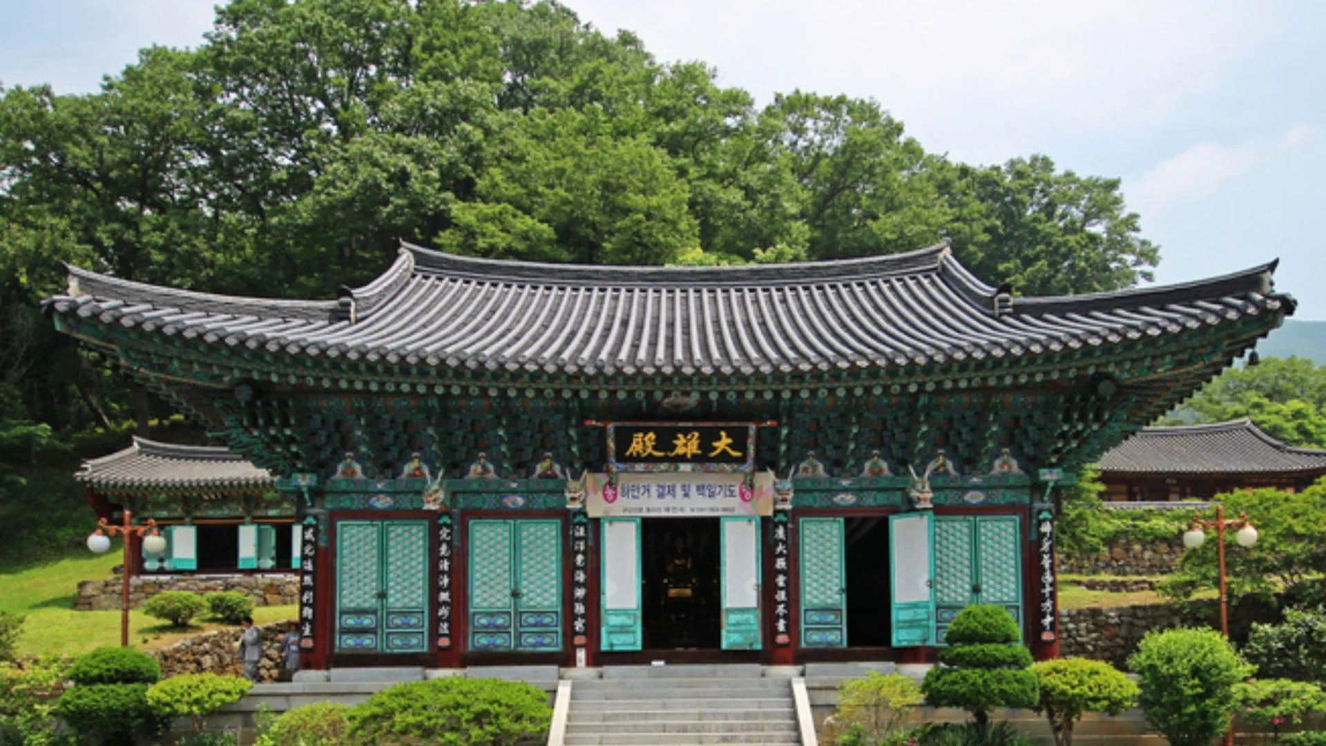 Đền Taeansa Đền Taeansa Tín dụng hình ảnh: thăm Hàn Quốc Ẩn mình dưới chân núi Dongnisan, Chùa Taeansa được thành lập bởi ba nhà sư trong thời kỳ Vua Kyungdeok của triều đại Silla. Sau đó, nhà sư Hyecheol đã mở rộng ngôi chùa lên 132 phòng dưới thời trị vì của Goryeo Taejo, khiến nơi đây trở thành trung tâm giáo dục quan trọng ở vùng núi Dongnisan.  Đường đến ngôi chùa là một quãng đường lái xe dài 2,3 km tuyệt đẹp, mang đến những khung cảnh đẹp như tranh vẽ quanh năm. Đối với du khách, các điểm tham quan gần đó bao gồm Tháp Neungpa, nằm gần thung lũng Núi Dongli và Làng Gok-song Haneul Nari, cách đó 5 km lái xe.