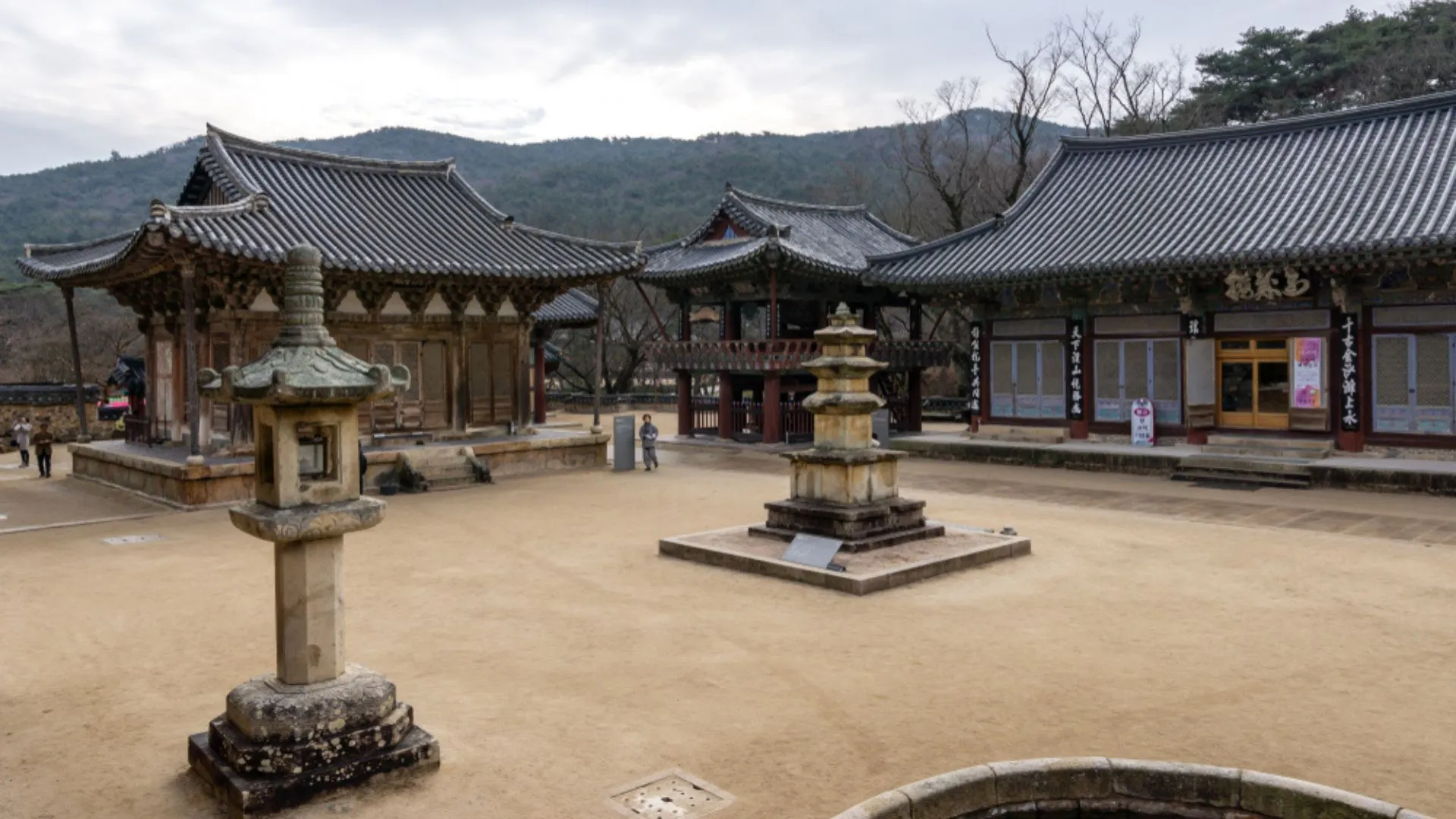 Đền Tongdosa Đền Tongdosa Tín dụng hình ảnh: Aaron Choi / Shutterstock Chùa Tongdosa, một viên ngọc quý nổi tiếng ở Hàn Quốc, là hiện thân của tinh hoa giác ngộ và giáo lý của Đức Phật. Điều bất thường là không có tượng Phật lớn trong chính điện hoặc trong khuôn viên chùa, nên nó thường được gọi là Ngôi chùa không có tượng phật. Được thành lập vào năm 646 CN bởi Master Jajang, Tongdosa không chỉ là một ngôi chùa; nó cũng là một kho tàng gồm hơn 800 tài sản văn hóa và hơn thế nữa.  Là quần thể chùa lớn nhất Hàn Quốc với 65 công trình kiến ​​trúc, môi trường thanh bình, rải rác với các gian nhà, chùa và đèn lồng đá, phản ánh sự tĩnh lặng mà các nhà sư Seon theo đuổi. Tongdosa là một trung tâm đào tạo tu sĩ quan trọng ở Hàn Quốc và được tôn vinh là một ngôi chùa di tích, nơi lưu giữ xá lợi của Đức Phật. Điều đáng chú ý là Beopdeung (ngọn nến trong chùa) đã được thắp sáng liên tục trong hơn một thiên niên kỷ.