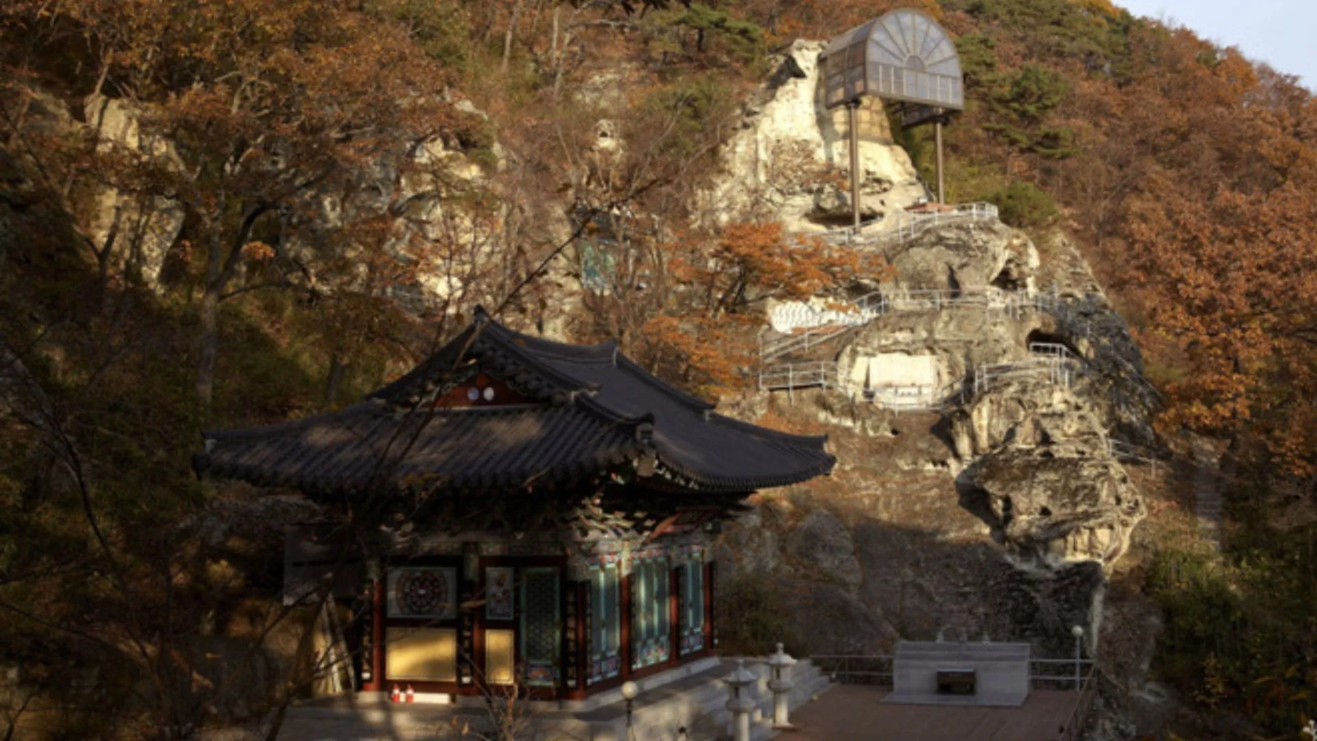 Đền Golgulsa Các ngôi chùa ở Hàn Quốc Tín dụng hình ảnh: thăm Hàn Quốc Đền Golgulsa được tạc vào vách đá vôi trên núi Hamwol, nổi tiếng là trung tâm đào tạo Sunmudo, sự kết hợp độc đáo giữa Thiền và võ thuật được truyền qua nhiều thời đại. Ngôi chùa này là nơi có 12 hang động đá vôi khá lớn và có bức phù điêu Phật nổi bật được chạm khắc ở phần trên cùng của vách đá.  Đối với những người muốn trải nghiệm Sunmudo trực tiếp, Đền Golgulsa cung cấp chương trình lưu trú tại chùa, nơi du khách có thể tham gia khóa huấn luyện võ thuật này.
