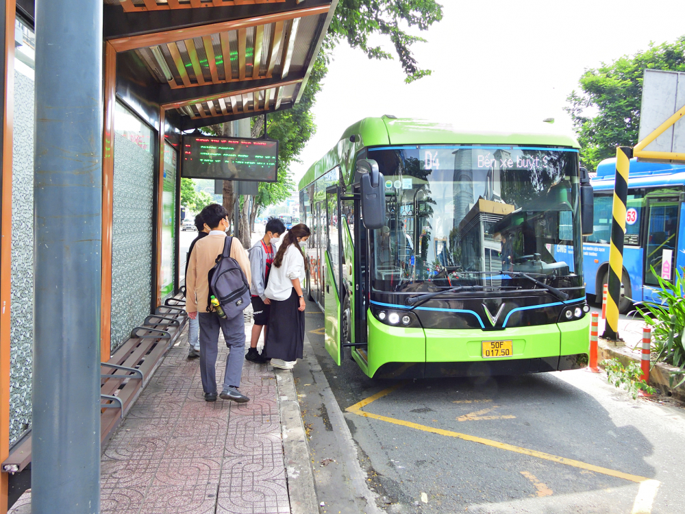 Người dân đi xe buýt điện ở TPHCM - Ảnh: Phùng Huy