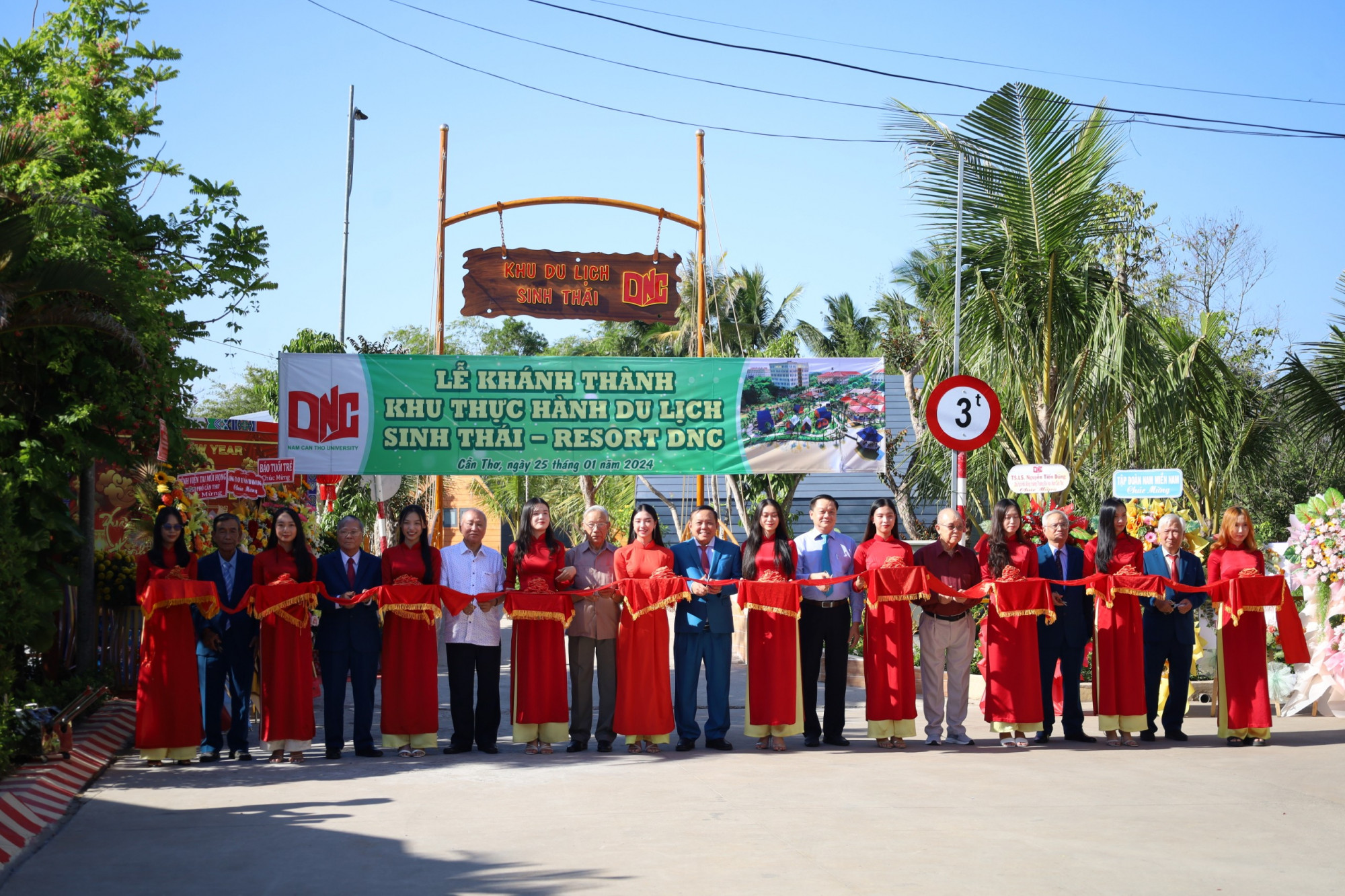 khu thực hành du lịch sinh thái - resort DNC có diện tích trên 25.000m2. Công trình nhằm phục vụ nhu cầu thực hành, thực tập cho sinh viên,