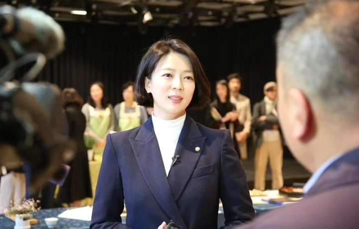 Cô Bae Hyun-jin được cho là đã bị một kẻ tấn công không rõ danh tính dùng vật gì đánh vào đầu ở Gangnam, Seoul. ẢNH: TRUSTBAE83/FACEBOOK