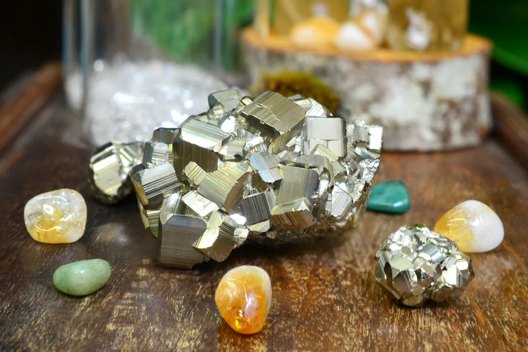 Cách sử dụng: Bạn có thể đặt một viên đá pyrit trong ví, trong tủ đựng tiền, trên bàn làm việc hay mua một trang sức pyrit đeo trên người để thu hút sự giàu có. 